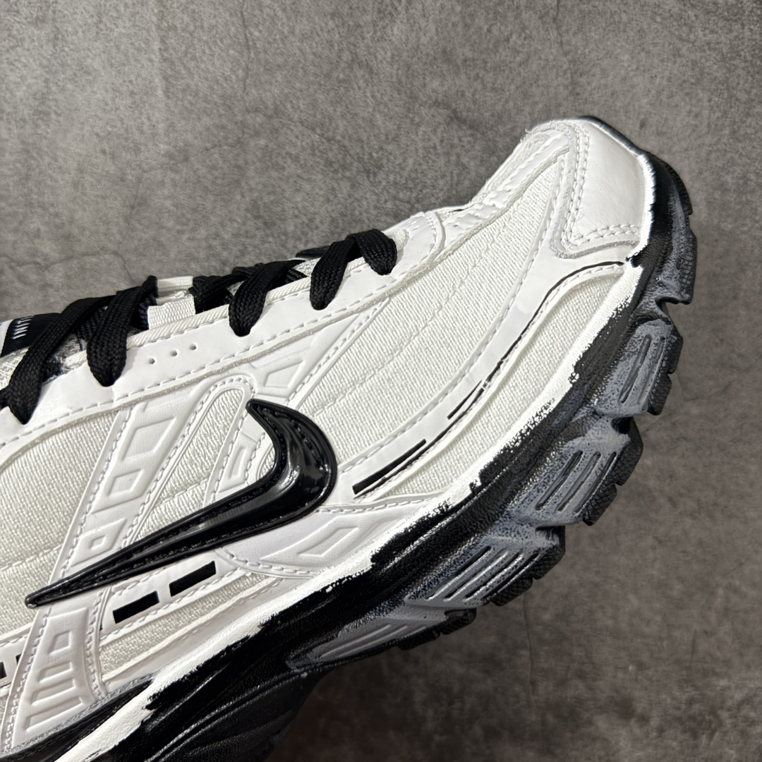 图片[6]-【手绘定制版】Nike V5 RNR 手工绘制恶作剧涂鸦 复古做旧 解构绑带 舒适百搭防滑耐磨 低帮跑步鞋 此款为人工手绘定制图案 原版基于Nike RNR 修改款 加以创意定制 完美品质做工 个性十足 原厂原档案数据开发 原盒包装 舒适有型适合日常穿着 该鞋款延续千禧年经典设计搭载泡绵中底厚实而轻盈 匠心细节巧搭立体耐克勾标志焕新演绎复古跑鞋 货号：FQ6873-101 尺码：36-45带半码-选品中心