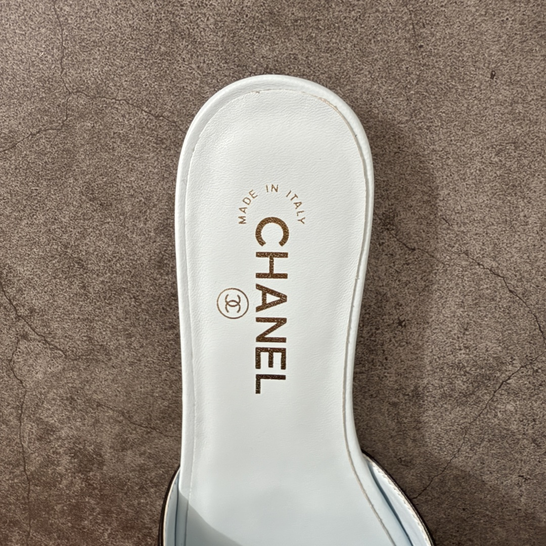 图片[8]-【佛山超a版】Chanel 香奈儿 26S大镂空拖鞋平底拖鞋 以极简轮廓重启法式优雅 标志性大镂空设计 利落通透，光影下尽显高级质感 一眼锁定品牌精髓。精选细腻皮革打造 柔软贴合脚面，平底兼顾舒适与气场 日常出行无负担。利落线条修饰脚型 露肤设计轻盈显腿长，轻松适配裙装 裤装与度假造型。不刻意张扬 却自带矜贵气场 将的优雅格调融入每一步。26S限定美学，低调奢雅，是衣橱里永不过时的精致注脚！ 面料采用原版定制材质 内里踮脚均为羊皮 意大利进口真皮大底！ 注意：原版真皮大底比较娇贵，试穿务必不要搞脏，否则影响二次销售无法退换 尺码：35-41码-选品中心