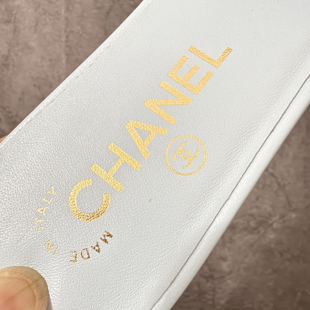 图片[3]-【佛山超a版】Chanel 香奈儿 26S大镂空拖鞋平底拖鞋 以极简轮廓重启法式优雅 标志性大镂空设计 利落通透，光影下尽显高级质感 一眼锁定品牌精髓。精选细腻皮革打造 柔软贴合脚面，平底兼顾舒适与气场 日常出行无负担。利落线条修饰脚型 露肤设计轻盈显腿长，轻松适配裙装 裤装与度假造型。不刻意张扬 却自带矜贵气场 将的优雅格调融入每一步。26S限定美学，低调奢雅，是衣橱里永不过时的精致注脚！ 面料采用原版定制材质 内里踮脚均为羊皮 意大利进口真皮大底！ 注意：原版真皮大底比较娇贵，试穿务必不要搞脏，否则影响二次销售无法退换 尺码：35-41码-选品中心