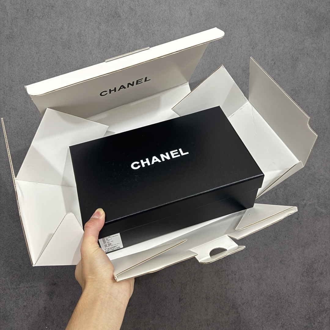 图片[10]-【佛山超a版】Chanel 香奈儿 26S大镂空拖鞋平底拖鞋 以极简轮廓重启法式优雅 标志性大镂空设计 利落通透，光影下尽显高级质感 一眼锁定品牌精髓。精选细腻皮革打造 柔软贴合脚面，平底兼顾舒适与气场 日常出行无负担。利落线条修饰脚型 露肤设计轻盈显腿长，轻松适配裙装 裤装与度假造型。不刻意张扬 却自带矜贵气场 将的优雅格调融入每一步。26S限定美学，低调奢雅，是衣橱里永不过时的精致注脚！ 面料采用原版定制材质 内里踮脚均为羊皮 意大利进口真皮大底！ 注意：原版真皮大底比较娇贵，试穿务必不要搞脏，否则影响二次销售无法退换 尺码：35-41码-选品中心