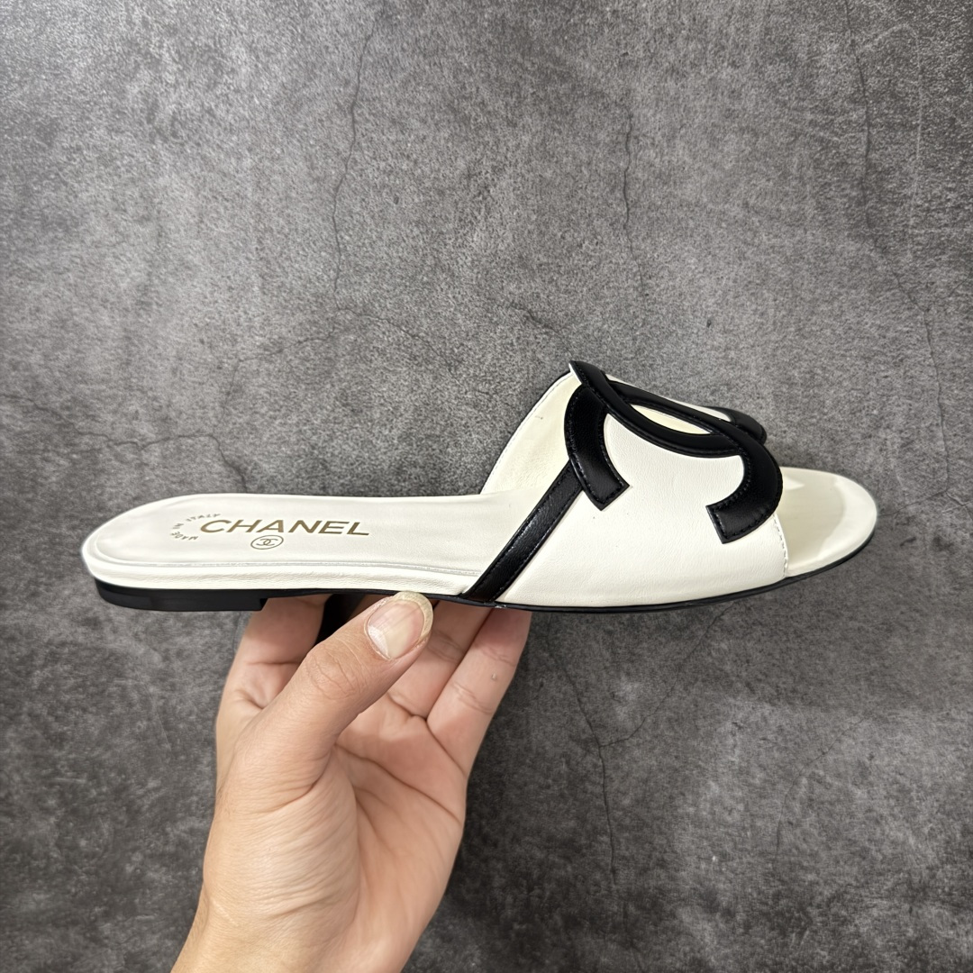 【佛山超a版】Chanel 香奈儿 26S大镂空拖鞋平底拖鞋 以极简轮廓重启法式优雅 标志性大镂空设计 利落通透，光影下尽显高级质感 一眼锁定品牌精髓。精选细腻皮革打造 柔软贴合脚面，平底兼顾舒适与气场 日常出行无负担。利落线条修饰脚型 露肤设计轻盈显腿长，轻松适配裙装 裤装与度假造型。不刻意张扬 却自带矜贵气场 将的优雅格调融入每一步。26S限定美学，低调奢雅，是衣橱里永不过时的精致注脚！ 面料采用原版定制材质 内里踮脚均为羊皮 意大利进口真皮大底！ 注意：原版真皮大底比较娇贵，试穿务必不要搞脏，否则影响二次销售无法退换 尺码：35-41码-选品中心
