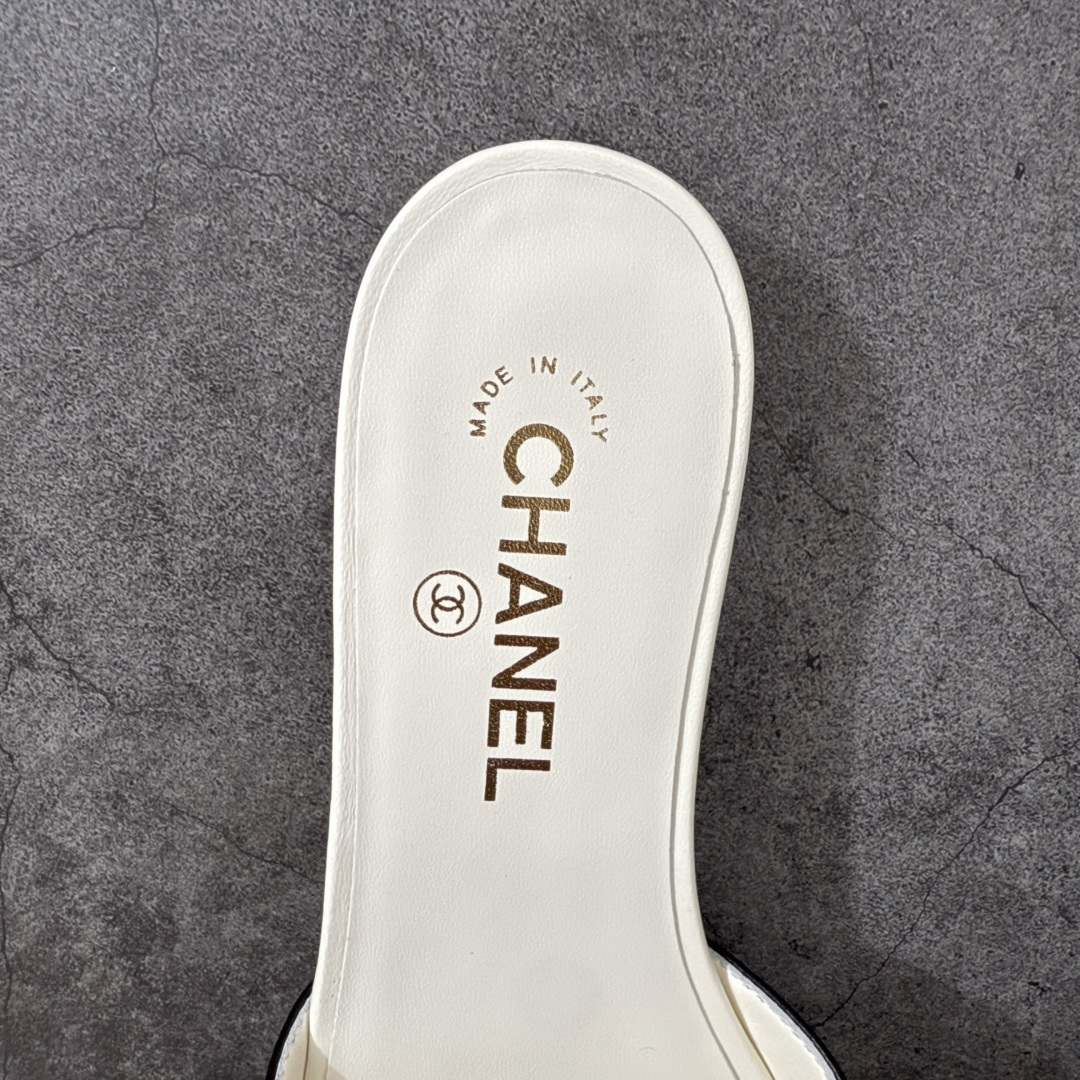 图片[8]-【佛山超a版】Chanel 香奈儿 26S大镂空拖鞋平底拖鞋 以极简轮廓重启法式优雅 标志性大镂空设计 利落通透，光影下尽显高级质感 一眼锁定品牌精髓。精选细腻皮革打造 柔软贴合脚面，平底兼顾舒适与气场 日常出行无负担。利落线条修饰脚型 露肤设计轻盈显腿长，轻松适配裙装 裤装与度假造型。不刻意张扬 却自带矜贵气场 将的优雅格调融入每一步。26S限定美学，低调奢雅，是衣橱里永不过时的精致注脚！ 面料采用原版定制材质 内里踮脚均为羊皮 意大利进口真皮大底！ 注意：原版真皮大底比较娇贵，试穿务必不要搞脏，否则影响二次销售无法退换 尺码：35-41码-选品中心