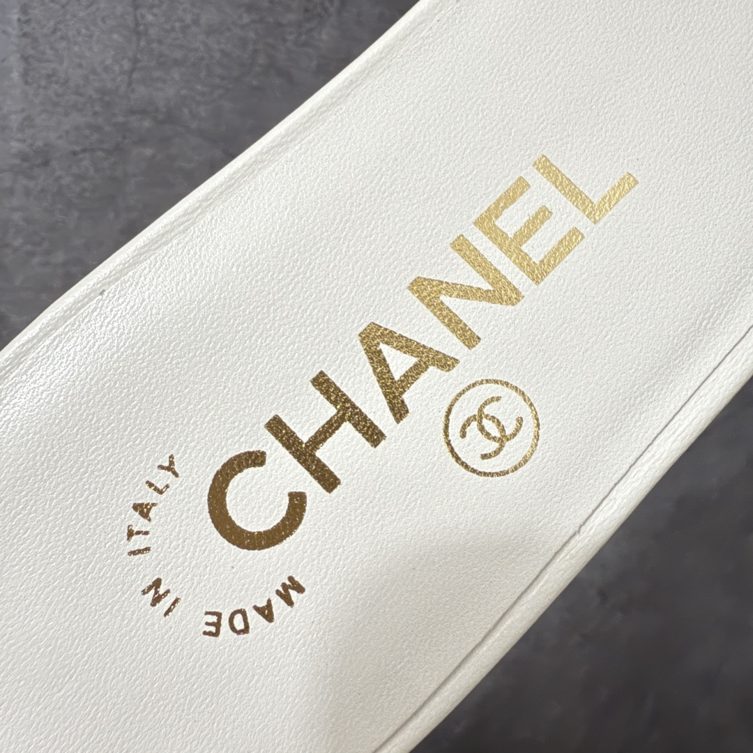 图片[4]-【佛山超a版】Chanel 香奈儿 26S大镂空拖鞋平底拖鞋 以极简轮廓重启法式优雅 标志性大镂空设计 利落通透，光影下尽显高级质感 一眼锁定品牌精髓。精选细腻皮革打造 柔软贴合脚面，平底兼顾舒适与气场 日常出行无负担。利落线条修饰脚型 露肤设计轻盈显腿长，轻松适配裙装 裤装与度假造型。不刻意张扬 却自带矜贵气场 将的优雅格调融入每一步。26S限定美学，低调奢雅，是衣橱里永不过时的精致注脚！ 面料采用原版定制材质 内里踮脚均为羊皮 意大利进口真皮大底！ 注意：原版真皮大底比较娇贵，试穿务必不要搞脏，否则影响二次销售无法退换 尺码：35-41码-选品中心