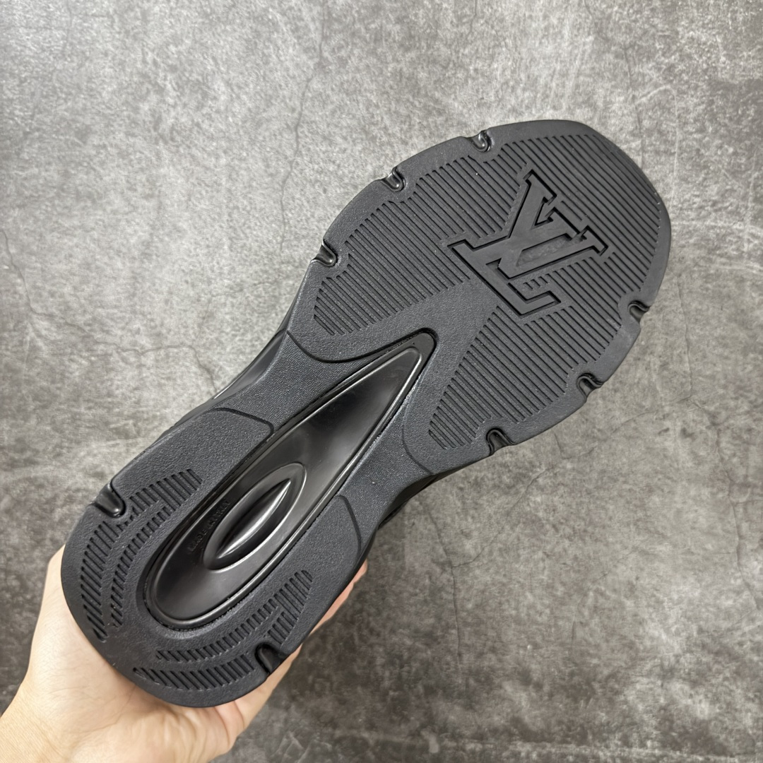 图片[9]-【公司级礼盒版】Lv Tatic Runner Tatic Runner系列厚底老爹鞋 高奢运动鞋 顶级莞产大厂出品👏 是品牌近年推出的复古运动风鞋款 主打街头潮流与日常穿搭结合的风格 鞋身侧面带有醒目的字母标识 后跟处印有\”VUITTON\”字样 辨识度拉满 采用锯齿状防滑橡胶大底 搭配加厚中底 自带增高效果的同时 也提供了优秀的抓地力和缓震性能，适配日常通勤、城市漫步等多种场景 ■面料： 原版进口绒面皮革＋透气网眼 ■内里：原版定制透气网里 ■鞋底：原版开模双色TPU组合底 ■底厚：5CM ■货号： 3732 ■尺码： 40 41 42 43 44 45-选品中心