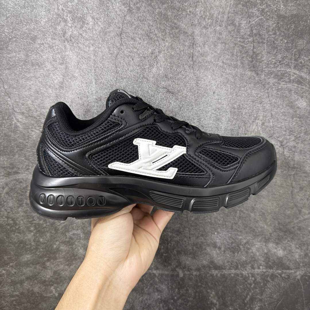 【公司级礼盒版】Lv Tatic Runner Tatic Runner系列厚底老爹鞋 高奢运动鞋 顶级莞产大厂出品👏 是品牌近年推出的复古运动风鞋款 主打街头潮流与日常穿搭结合的风格 鞋身侧面带有醒目的字母标识 后跟处印有\