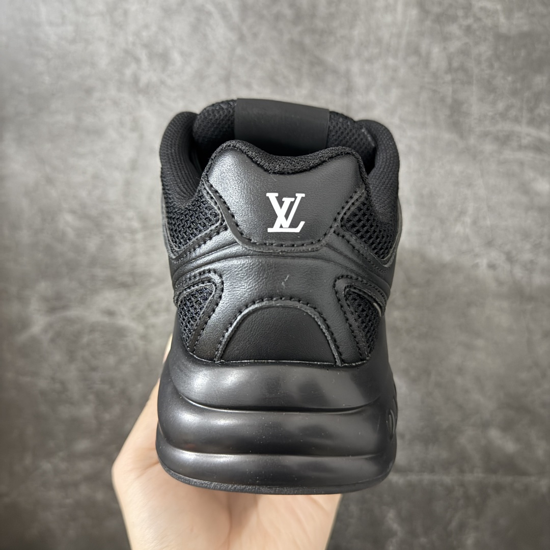 图片[4]-【公司级礼盒版】Lv Tatic Runner Tatic Runner系列厚底老爹鞋 高奢运动鞋 顶级莞产大厂出品👏 是品牌近年推出的复古运动风鞋款 主打街头潮流与日常穿搭结合的风格 鞋身侧面带有醒目的字母标识 后跟处印有\”VUITTON\”字样 辨识度拉满 采用锯齿状防滑橡胶大底 搭配加厚中底 自带增高效果的同时 也提供了优秀的抓地力和缓震性能，适配日常通勤、城市漫步等多种场景 ■面料： 原版进口绒面皮革＋透气网眼 ■内里：原版定制透气网里 ■鞋底：原版开模双色TPU组合底 ■底厚：5CM ■货号： 3732 ■尺码： 40 41 42 43 44 45-选品中心