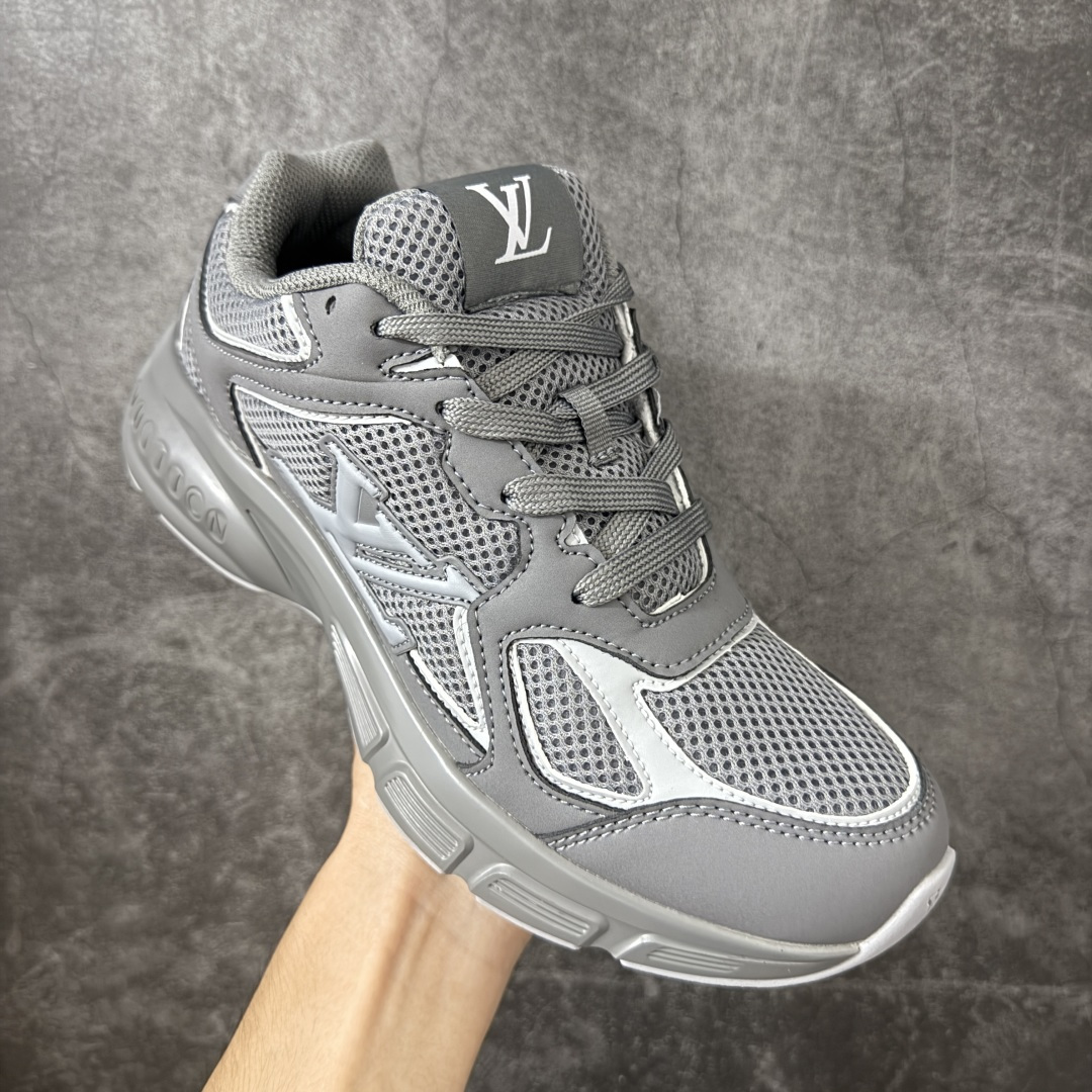 图片[3]-【公司级礼盒版】Lv Tatic Runner Tatic Runner系列厚底老爹鞋 高奢运动鞋 顶级莞产大厂出品👏 是品牌近年推出的复古运动风鞋款 主打街头潮流与日常穿搭结合的风格 鞋身侧面带有醒目的字母标识 后跟处印有\”VUITTON\”字样 辨识度拉满 采用锯齿状防滑橡胶大底 搭配加厚中底 自带增高效果的同时 也提供了优秀的抓地力和缓震性能，适配日常通勤、城市漫步等多种场景 ■面料： 原版进口绒面皮革＋透气网眼 ■内里：原版定制透气网里 ■鞋底：原版开模双色TPU组合底 ■底厚：5CM ■货号： 3732 ■尺码： 40 41 42 43 44 45-选品中心
