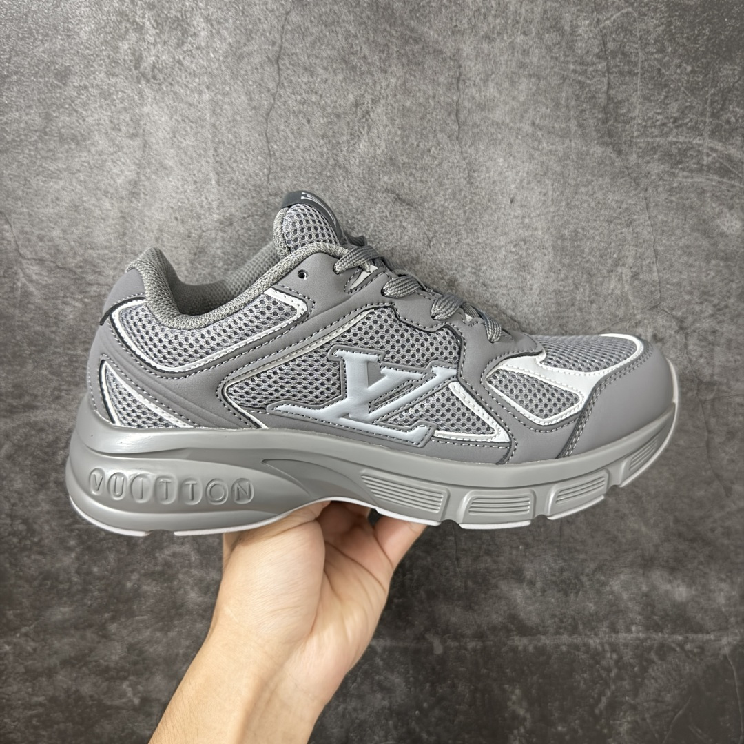 【公司级礼盒版】Lv Tatic Runner Tatic Runner系列厚底老爹鞋 高奢运动鞋 顶级莞产大厂出品👏 是品牌近年推出的复古运动风鞋款 主打街头潮流与日常穿搭结合的风格 鞋身侧面带有醒目的字母标识 后跟处印有\