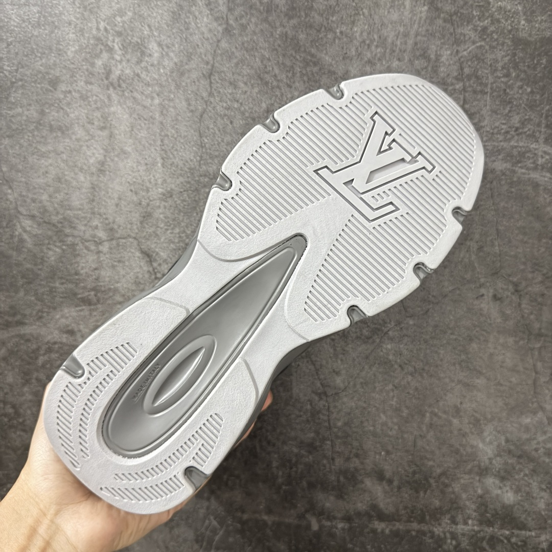 图片[9]-【公司级礼盒版】Lv Tatic Runner Tatic Runner系列厚底老爹鞋 高奢运动鞋 顶级莞产大厂出品👏 是品牌近年推出的复古运动风鞋款 主打街头潮流与日常穿搭结合的风格 鞋身侧面带有醒目的字母标识 后跟处印有\”VUITTON\”字样 辨识度拉满 采用锯齿状防滑橡胶大底 搭配加厚中底 自带增高效果的同时 也提供了优秀的抓地力和缓震性能，适配日常通勤、城市漫步等多种场景 ■面料： 原版进口绒面皮革＋透气网眼 ■内里：原版定制透气网里 ■鞋底：原版开模双色TPU组合底 ■底厚：5CM ■货号： 3732 ■尺码： 40 41 42 43 44 45-选品中心