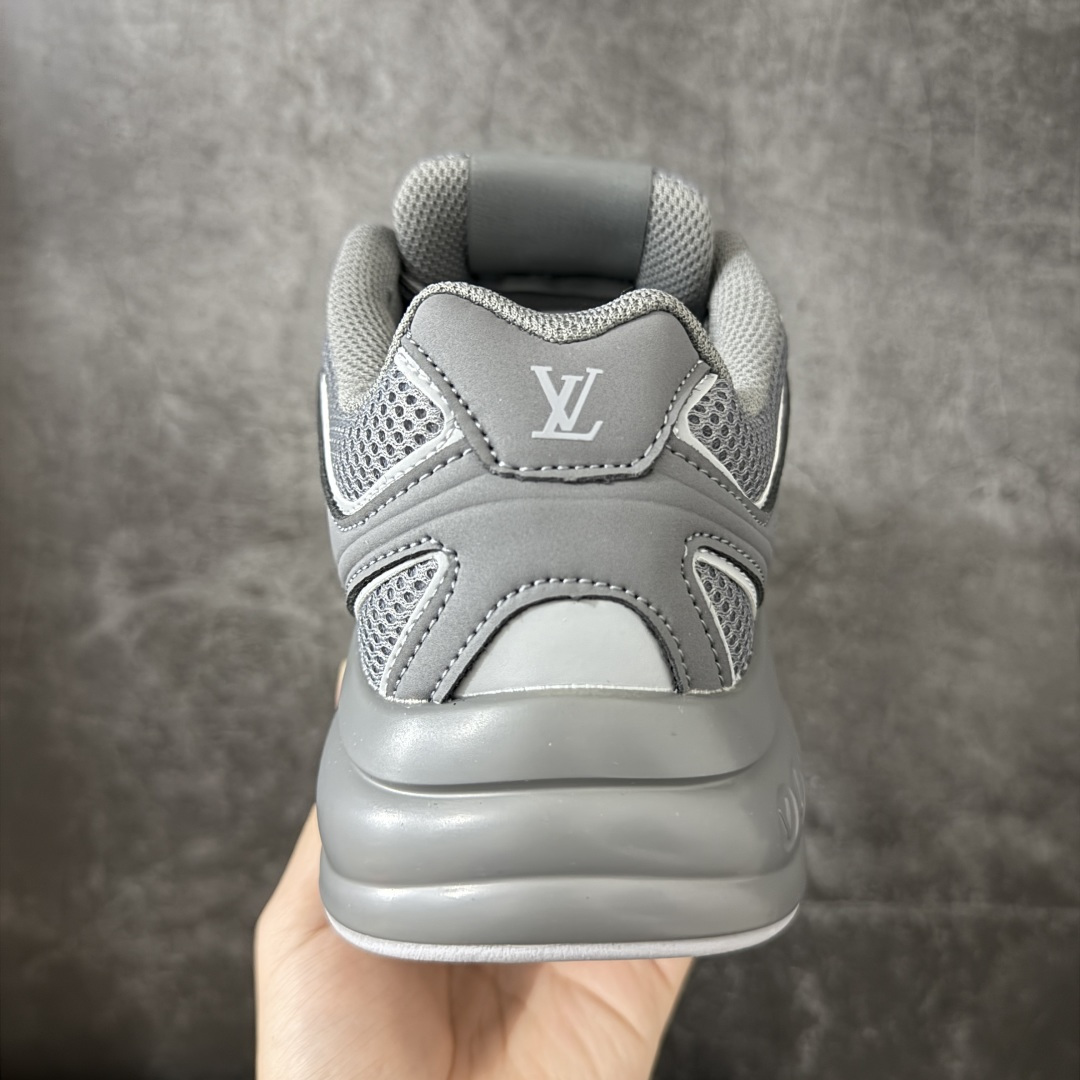 图片[4]-【公司级礼盒版】Lv Tatic Runner Tatic Runner系列厚底老爹鞋 高奢运动鞋 顶级莞产大厂出品👏 是品牌近年推出的复古运动风鞋款 主打街头潮流与日常穿搭结合的风格 鞋身侧面带有醒目的字母标识 后跟处印有\”VUITTON\”字样 辨识度拉满 采用锯齿状防滑橡胶大底 搭配加厚中底 自带增高效果的同时 也提供了优秀的抓地力和缓震性能，适配日常通勤、城市漫步等多种场景 ■面料： 原版进口绒面皮革＋透气网眼 ■内里：原版定制透气网里 ■鞋底：原版开模双色TPU组合底 ■底厚：5CM ■货号： 3732 ■尺码： 40 41 42 43 44 45-选品中心