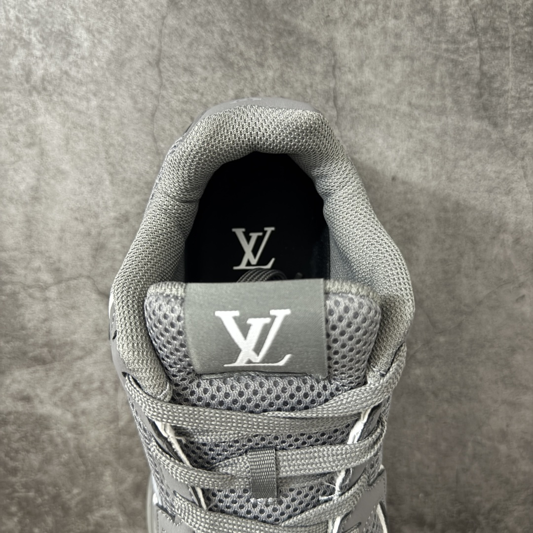 图片[8]-【公司级礼盒版】Lv Tatic Runner Tatic Runner系列厚底老爹鞋 高奢运动鞋 顶级莞产大厂出品👏 是品牌近年推出的复古运动风鞋款 主打街头潮流与日常穿搭结合的风格 鞋身侧面带有醒目的字母标识 后跟处印有\”VUITTON\”字样 辨识度拉满 采用锯齿状防滑橡胶大底 搭配加厚中底 自带增高效果的同时 也提供了优秀的抓地力和缓震性能，适配日常通勤、城市漫步等多种场景 ■面料： 原版进口绒面皮革＋透气网眼 ■内里：原版定制透气网里 ■鞋底：原版开模双色TPU组合底 ■底厚：5CM ■货号： 3732 ■尺码： 40 41 42 43 44 45-选品中心