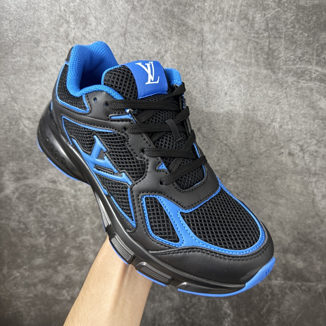 图片[3]-【公司级礼盒版】Lv Tatic Runner Tatic Runner系列厚底老爹鞋 高奢运动鞋 顶级莞产大厂出品👏 是品牌近年推出的复古运动风鞋款 主打街头潮流与日常穿搭结合的风格 鞋身侧面带有醒目的字母标识 后跟处印有\”VUITTON\”字样 辨识度拉满 采用锯齿状防滑橡胶大底 搭配加厚中底 自带增高效果的同时 也提供了优秀的抓地力和缓震性能，适配日常通勤、城市漫步等多种场景 ■面料： 原版进口绒面皮革＋透气网眼 ■内里：原版定制透气网里 ■鞋底：原版开模双色TPU组合底 ■底厚：5CM ■货号： 3732 ■尺码： 40 41 42 43 44 45-选品中心