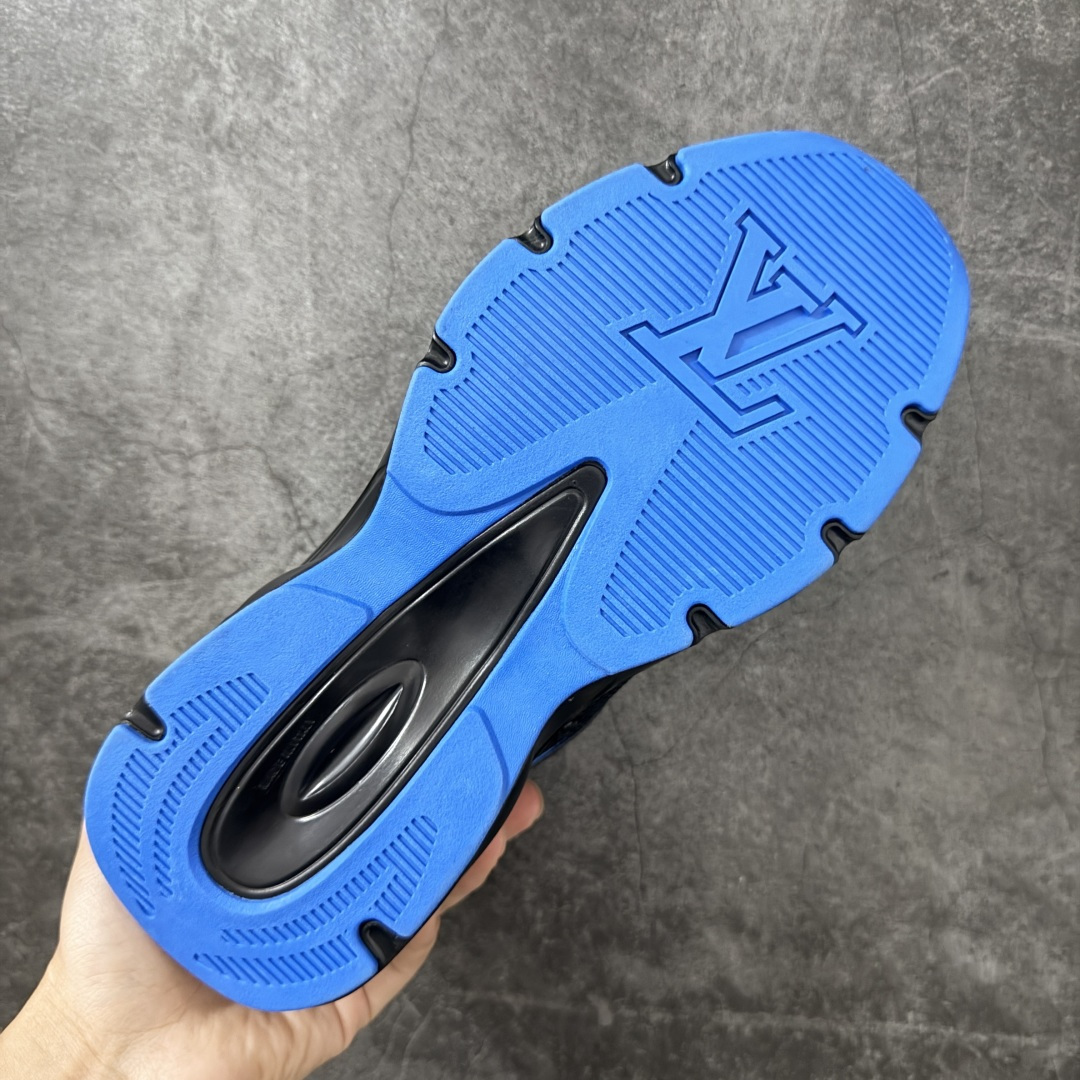 图片[9]-【公司级礼盒版】Lv Tatic Runner Tatic Runner系列厚底老爹鞋 高奢运动鞋 顶级莞产大厂出品👏 是品牌近年推出的复古运动风鞋款 主打街头潮流与日常穿搭结合的风格 鞋身侧面带有醒目的字母标识 后跟处印有\”VUITTON\”字样 辨识度拉满 采用锯齿状防滑橡胶大底 搭配加厚中底 自带增高效果的同时 也提供了优秀的抓地力和缓震性能，适配日常通勤、城市漫步等多种场景 ■面料： 原版进口绒面皮革＋透气网眼 ■内里：原版定制透气网里 ■鞋底：原版开模双色TPU组合底 ■底厚：5CM ■货号： 3732 ■尺码： 40 41 42 43 44 45-选品中心