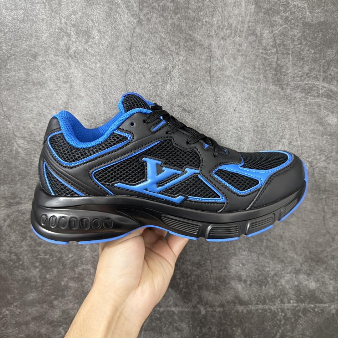 【公司级礼盒版】Lv Tatic Runner Tatic Runner系列厚底老爹鞋 高奢运动鞋 顶级莞产大厂出品👏 是品牌近年推出的复古运动风鞋款 主打街头潮流与日常穿搭结合的风格 鞋身侧面带有醒目的字母标识 后跟处印有\
