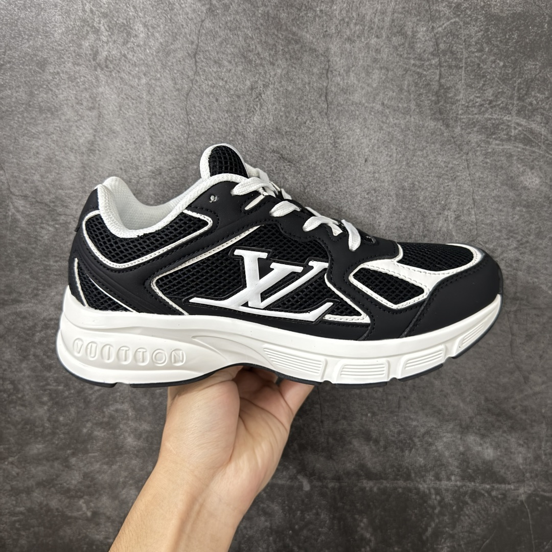 【公司级礼盒版】Lv Tatic Runner Tatic Runner系列厚底老爹鞋 高奢运动鞋 顶级莞产大厂出品👏 是品牌近年推出的复古运动风鞋款 主打街头潮流与日常穿搭结合的风格 鞋身侧面带有醒目的字母标识 后跟处印有\