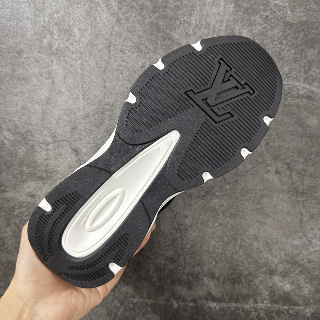 图片[9]-【公司级礼盒版】Lv Tatic Runner Tatic Runner系列厚底老爹鞋 高奢运动鞋 顶级莞产大厂出品👏 是品牌近年推出的复古运动风鞋款 主打街头潮流与日常穿搭结合的风格 鞋身侧面带有醒目的字母标识 后跟处印有\”VUITTON\”字样 辨识度拉满 采用锯齿状防滑橡胶大底 搭配加厚中底 自带增高效果的同时 也提供了优秀的抓地力和缓震性能，适配日常通勤、城市漫步等多种场景 ■面料： 原版进口绒面皮革＋透气网眼 ■内里：原版定制透气网里 ■鞋底：原版开模双色TPU组合底 ■底厚：5CM ■货号： 3732 ■尺码： 40 41 42 43 44 45-选品中心
