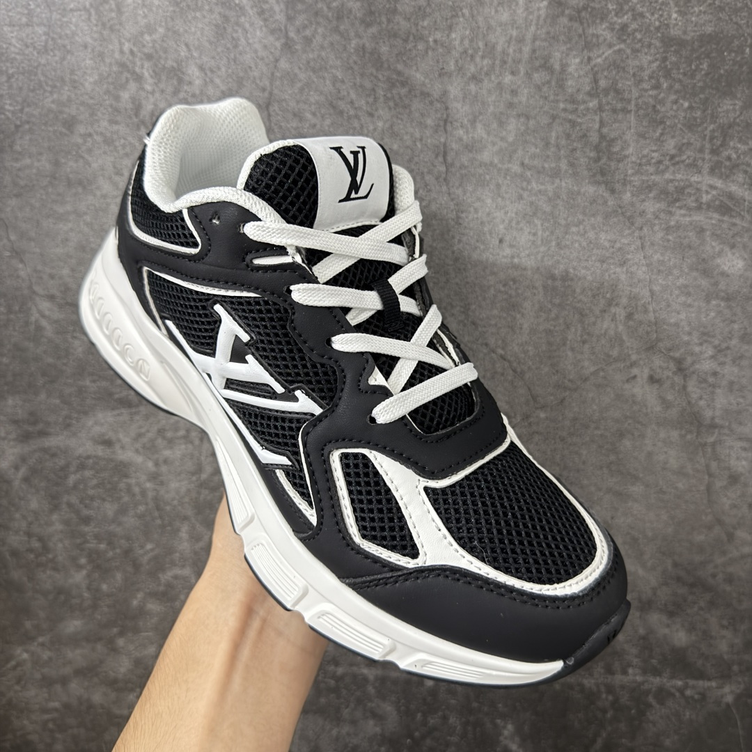图片[3]-【公司级礼盒版】Lv Tatic Runner Tatic Runner系列厚底老爹鞋 高奢运动鞋 顶级莞产大厂出品👏 是品牌近年推出的复古运动风鞋款 主打街头潮流与日常穿搭结合的风格 鞋身侧面带有醒目的字母标识 后跟处印有\”VUITTON\”字样 辨识度拉满 采用锯齿状防滑橡胶大底 搭配加厚中底 自带增高效果的同时 也提供了优秀的抓地力和缓震性能，适配日常通勤、城市漫步等多种场景 ■面料： 原版进口绒面皮革＋透气网眼 ■内里：原版定制透气网里 ■鞋底：原版开模双色TPU组合底 ■底厚：5CM ■货号： 3732 ■尺码： 40 41 42 43 44 45-选品中心