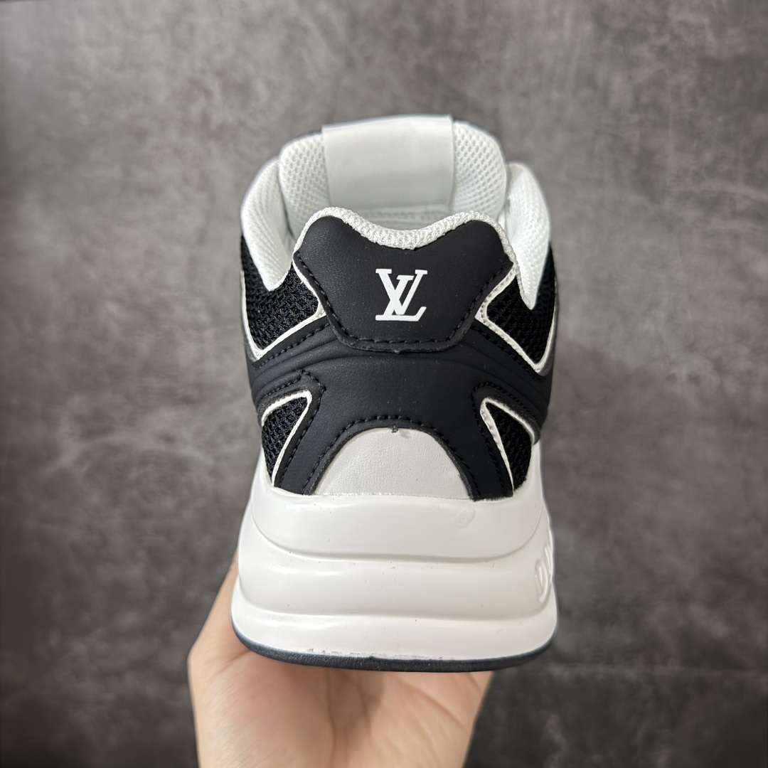 图片[4]-【公司级礼盒版】Lv Tatic Runner Tatic Runner系列厚底老爹鞋 高奢运动鞋 顶级莞产大厂出品👏 是品牌近年推出的复古运动风鞋款 主打街头潮流与日常穿搭结合的风格 鞋身侧面带有醒目的字母标识 后跟处印有\”VUITTON\”字样 辨识度拉满 采用锯齿状防滑橡胶大底 搭配加厚中底 自带增高效果的同时 也提供了优秀的抓地力和缓震性能，适配日常通勤、城市漫步等多种场景 ■面料： 原版进口绒面皮革＋透气网眼 ■内里：原版定制透气网里 ■鞋底：原版开模双色TPU组合底 ■底厚：5CM ■货号： 3732 ■尺码： 40 41 42 43 44 45-选品中心