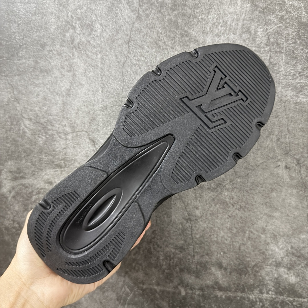 图片[9]-【公司级礼盒版】Lv Tatic Runner Tatic Runner系列厚底老爹鞋 高奢运动鞋 顶级莞产大厂出品👏 是品牌近年推出的复古运动风鞋款 主打街头潮流与日常穿搭结合的风格 鞋身侧面带有醒目的字母标识 后跟处印有\”VUITTON\”字样 辨识度拉满 采用锯齿状防滑橡胶大底 搭配加厚中底 自带增高效果的同时 也提供了优秀的抓地力和缓震性能，适配日常通勤、城市漫步等多种场景 ■面料： 原版进口绒面皮革＋透气网眼 ■内里：原版定制透气网里 ■鞋底：原版开模双色TPU组合底 ■底厚：5CM ■货号： 3732 ■尺码： 40 41 42 43 44 45-选品中心