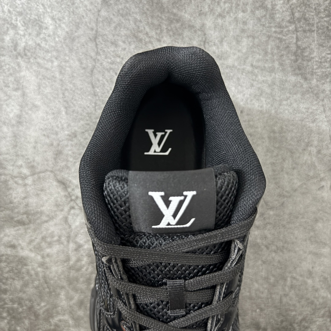 图片[8]-【公司级礼盒版】Lv Tatic Runner Tatic Runner系列厚底老爹鞋 高奢运动鞋 顶级莞产大厂出品👏 是品牌近年推出的复古运动风鞋款 主打街头潮流与日常穿搭结合的风格 鞋身侧面带有醒目的字母标识 后跟处印有\”VUITTON\”字样 辨识度拉满 采用锯齿状防滑橡胶大底 搭配加厚中底 自带增高效果的同时 也提供了优秀的抓地力和缓震性能，适配日常通勤、城市漫步等多种场景 ■面料： 原版进口绒面皮革＋透气网眼 ■内里：原版定制透气网里 ■鞋底：原版开模双色TPU组合底 ■底厚：5CM ■货号： 3732 ■尺码： 40 41 42 43 44 45-选品中心