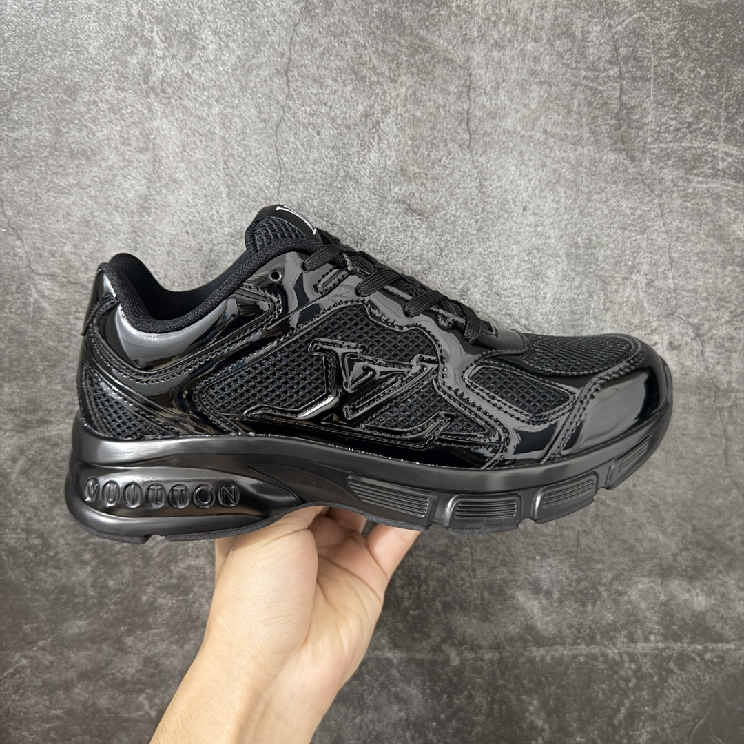 【公司级礼盒版】Lv Tatic Runner Tatic Runner系列厚底老爹鞋 高奢运动鞋 顶级莞产大厂出品👏 是品牌近年推出的复古运动风鞋款 主打街头潮流与日常穿搭结合的风格 鞋身侧面带有醒目的字母标识 后跟处印有\