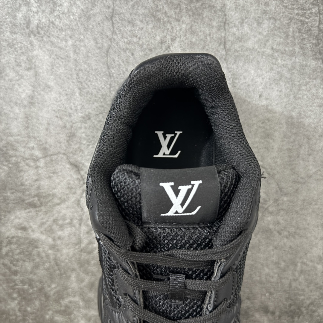 图片[8]-【公司级礼盒版】Lv Tatic Runner Tatic Runner系列厚底老爹鞋 高奢运动鞋 顶级莞产大厂出品👏 是品牌近年推出的复古运动风鞋款 主打街头潮流与日常穿搭结合的风格 鞋身侧面带有醒目的字母标识 后跟处印有\”VUITTON\”字样 辨识度拉满 采用锯齿状防滑橡胶大底 搭配加厚中底 自带增高效果的同时 也提供了优秀的抓地力和缓震性能，适配日常通勤、城市漫步等多种场景 ■面料： 原版进口绒面皮革＋透气网眼 ■内里：原版定制透气网里 ■鞋底：原版开模双色TPU组合底 ■底厚：5CM ■货号： 3732 ■尺码： 40 41 42 43 44 45-选品中心