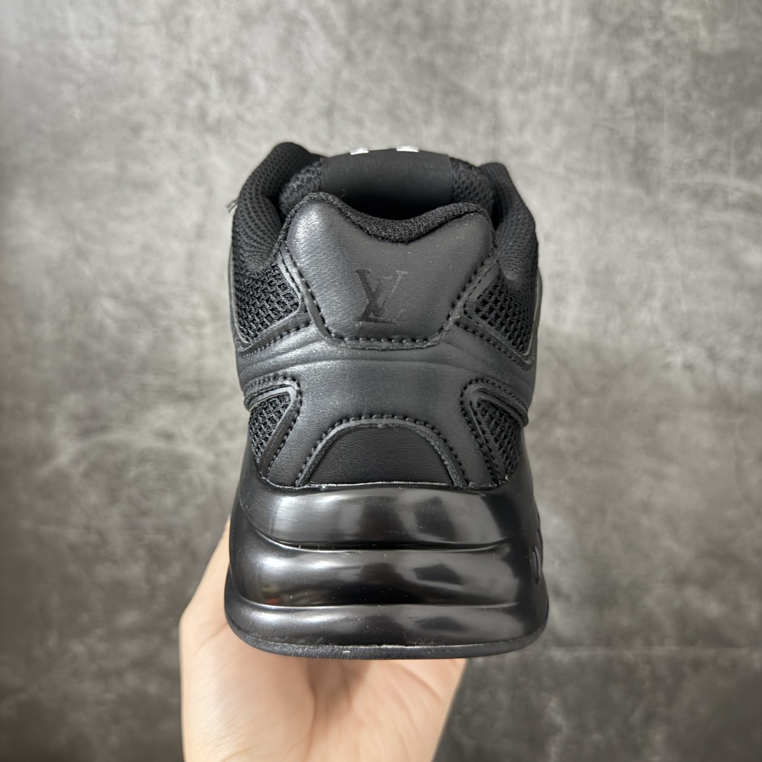 图片[4]-【公司级礼盒版】Lv Tatic Runner Tatic Runner系列厚底老爹鞋 高奢运动鞋 顶级莞产大厂出品👏 是品牌近年推出的复古运动风鞋款 主打街头潮流与日常穿搭结合的风格 鞋身侧面带有醒目的字母标识 后跟处印有\”VUITTON\”字样 辨识度拉满 采用锯齿状防滑橡胶大底 搭配加厚中底 自带增高效果的同时 也提供了优秀的抓地力和缓震性能，适配日常通勤、城市漫步等多种场景 ■面料： 原版进口绒面皮革＋透气网眼 ■内里：原版定制透气网里 ■鞋底：原版开模双色TPU组合底 ■底厚：5CM ■货号： 3732 ■尺码： 40 41 42 43 44 45-选品中心