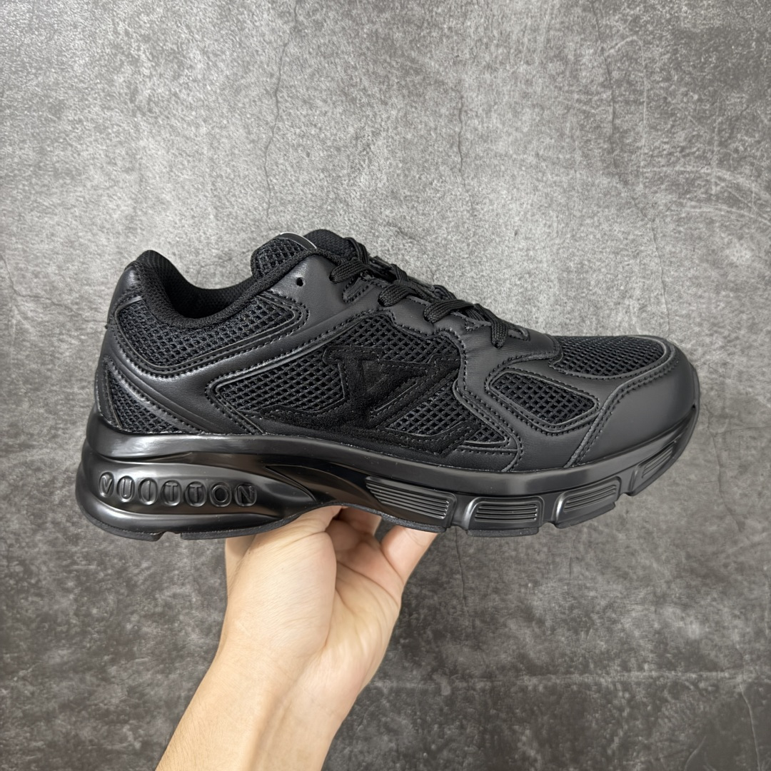 【公司级礼盒版】Lv Tatic Runner Tatic Runner系列厚底老爹鞋 高奢运动鞋 顶级莞产大厂出品👏 是品牌近年推出的复古运动风鞋款 主打街头潮流与日常穿搭结合的风格 鞋身侧面带有醒目的字母标识 后跟处印有\