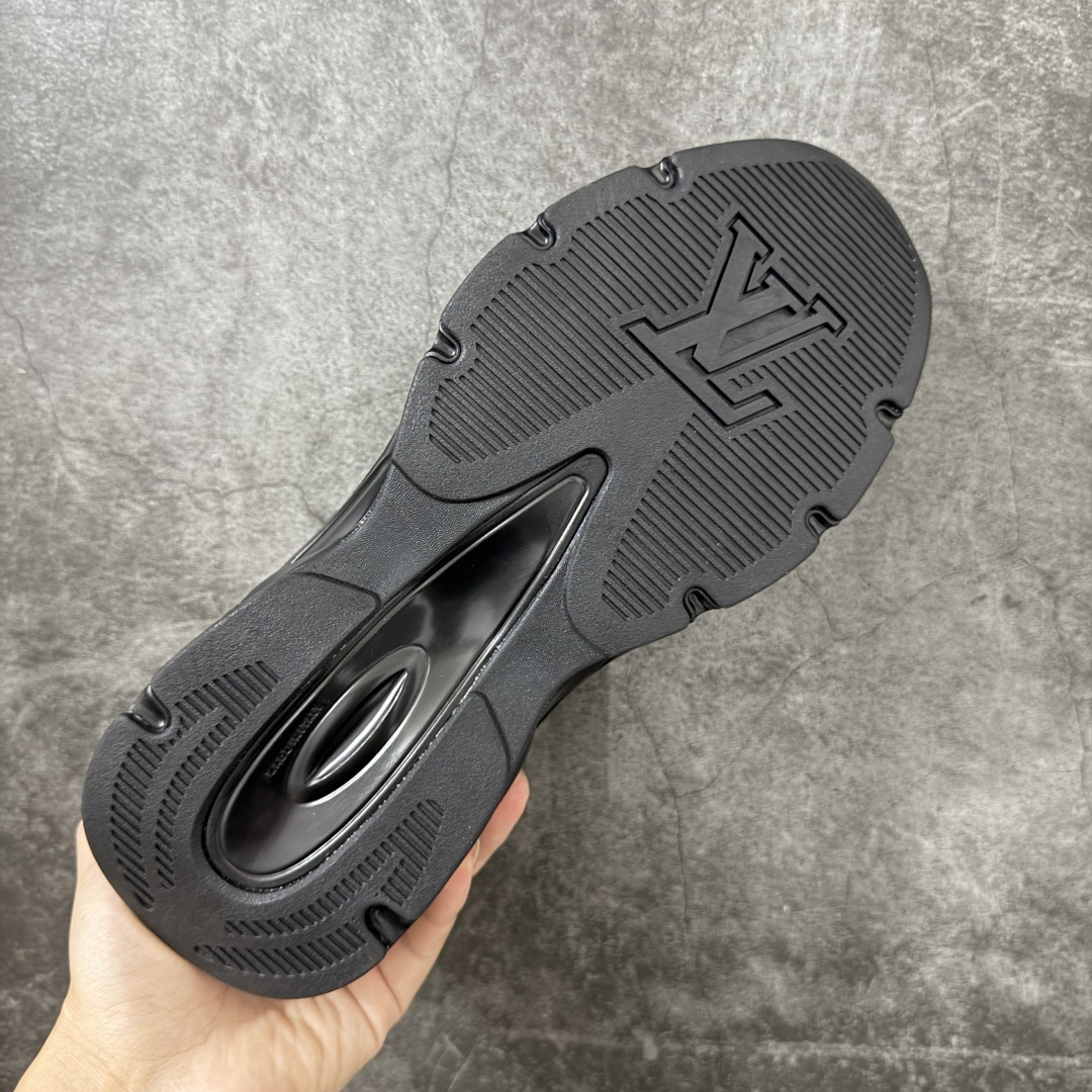 图片[9]-【公司级礼盒版】Lv Tatic Runner Tatic Runner系列厚底老爹鞋 高奢运动鞋 顶级莞产大厂出品👏 是品牌近年推出的复古运动风鞋款 主打街头潮流与日常穿搭结合的风格 鞋身侧面带有醒目的字母标识 后跟处印有\”VUITTON\”字样 辨识度拉满 采用锯齿状防滑橡胶大底 搭配加厚中底 自带增高效果的同时 也提供了优秀的抓地力和缓震性能，适配日常通勤、城市漫步等多种场景 ■面料： 原版进口绒面皮革＋透气网眼 ■内里：原版定制透气网里 ■鞋底：原版开模双色TPU组合底 ■底厚：5CM ■货号： 3732 ■尺码： 40 41 42 43 44 45-选品中心