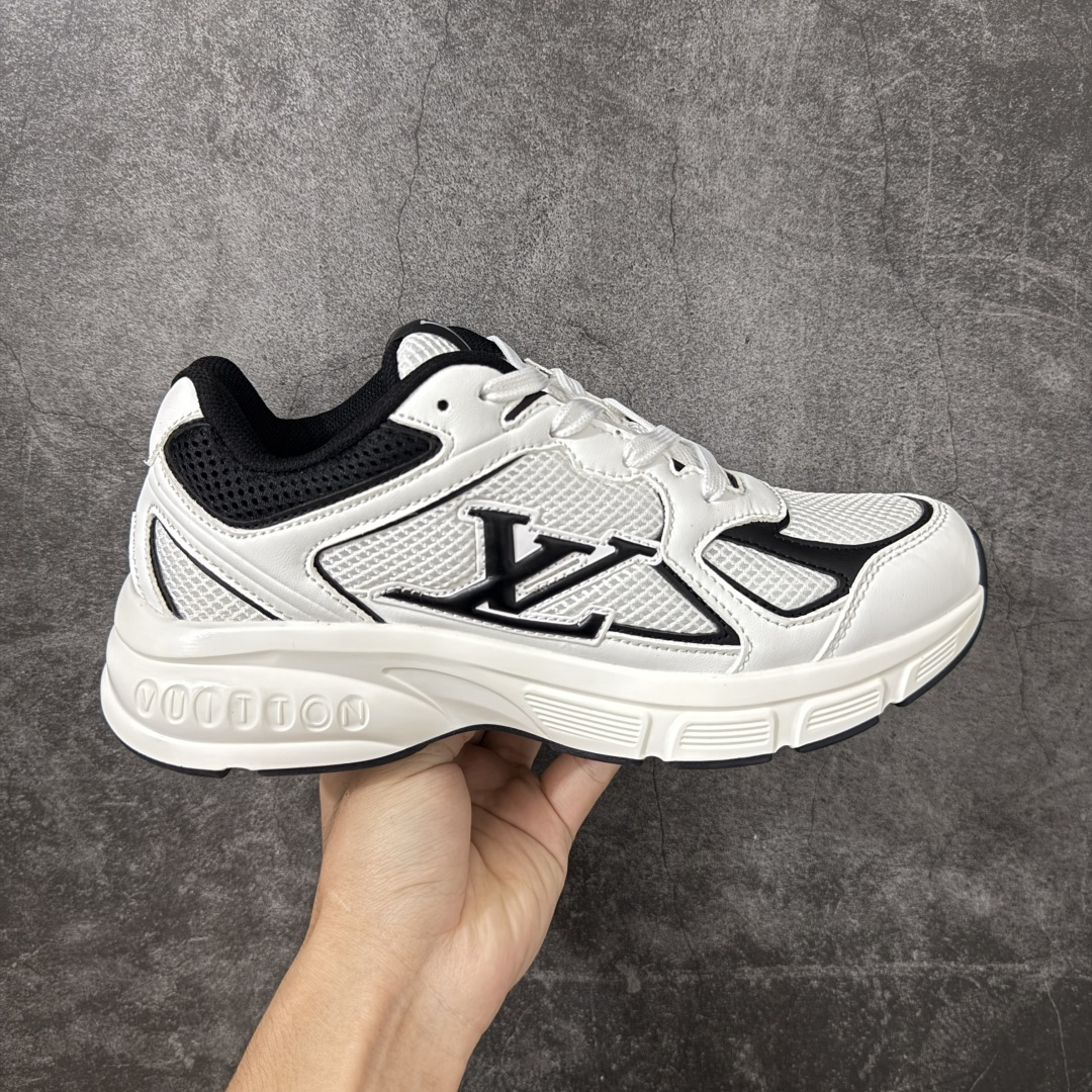 【公司级礼盒版】Lv Tatic Runner Tatic Runner系列厚底老爹鞋 高奢运动鞋 顶级莞产大厂出品👏 是品牌近年推出的复古运动风鞋款 主打街头潮流与日常穿搭结合的风格 鞋身侧面带有醒目的字母标识 后跟处印有\