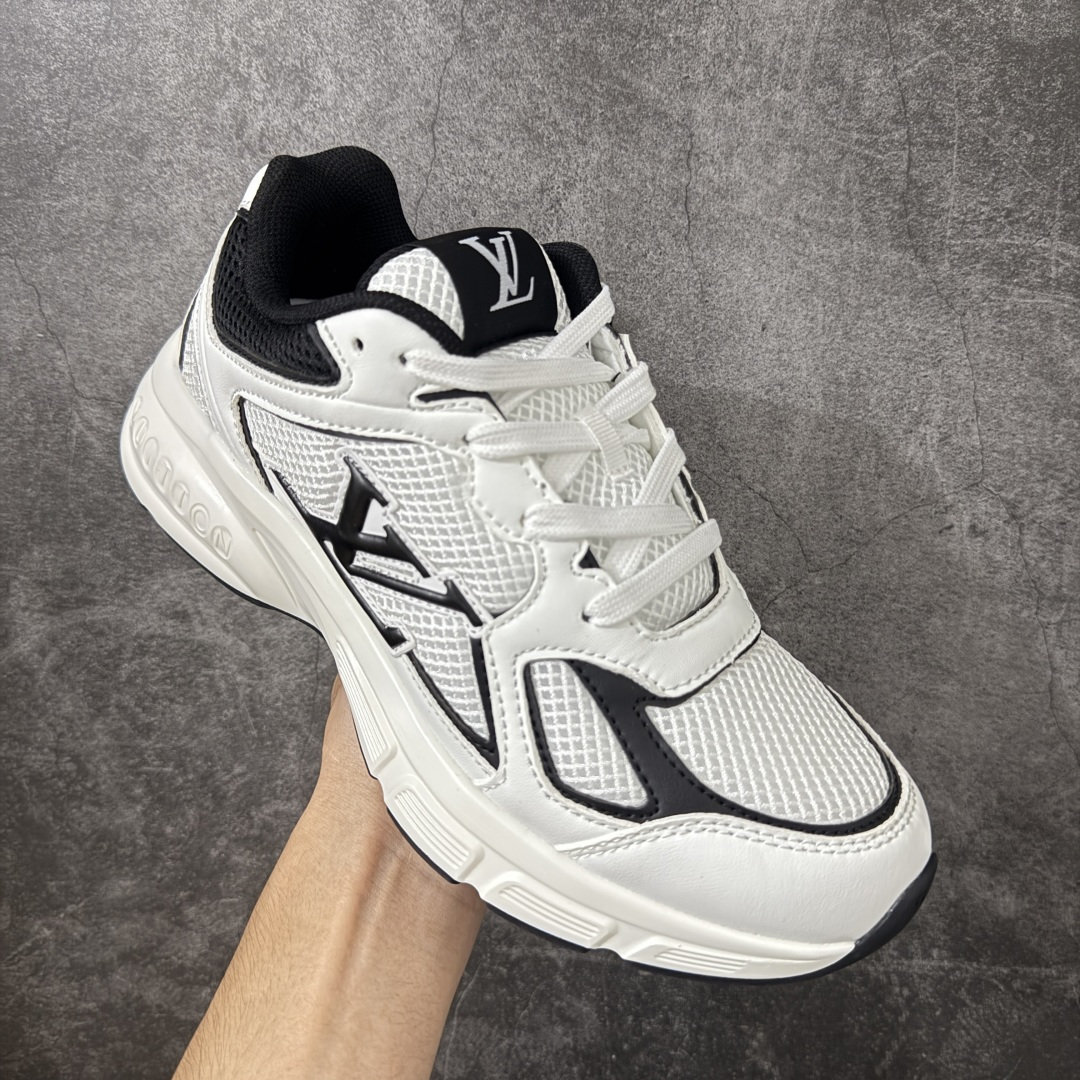 图片[3]-【公司级礼盒版】Lv Tatic Runner Tatic Runner系列厚底老爹鞋 高奢运动鞋 顶级莞产大厂出品👏 是品牌近年推出的复古运动风鞋款 主打街头潮流与日常穿搭结合的风格 鞋身侧面带有醒目的字母标识 后跟处印有\”VUITTON\”字样 辨识度拉满 采用锯齿状防滑橡胶大底 搭配加厚中底 自带增高效果的同时 也提供了优秀的抓地力和缓震性能，适配日常通勤、城市漫步等多种场景 ■面料： 原版进口绒面皮革＋透气网眼 ■内里：原版定制透气网里 ■鞋底：原版开模双色TPU组合底 ■底厚：5CM ■货号： 3732 ■尺码： 40 41 42 43 44 45-选品中心