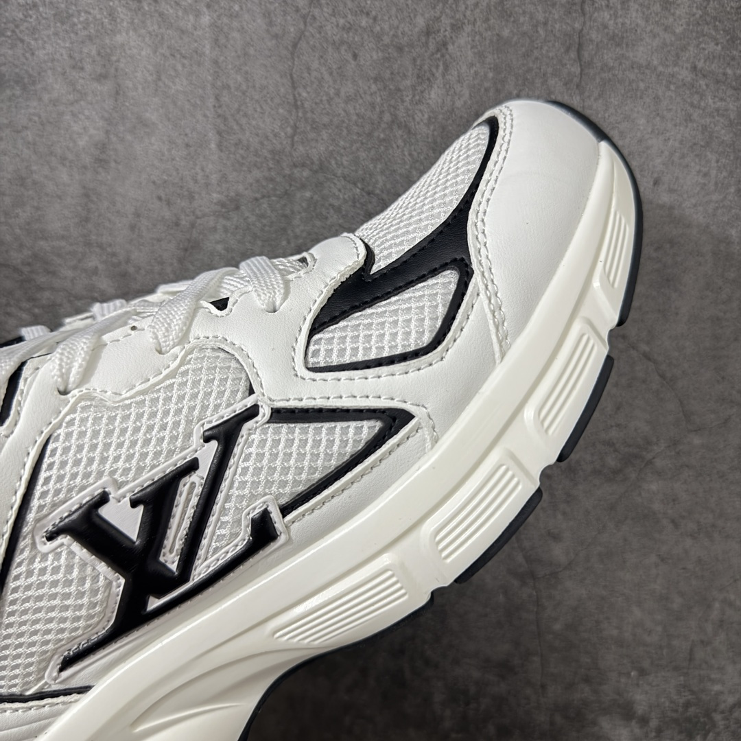 图片[6]-【公司级礼盒版】Lv Tatic Runner Tatic Runner系列厚底老爹鞋 高奢运动鞋 顶级莞产大厂出品👏 是品牌近年推出的复古运动风鞋款 主打街头潮流与日常穿搭结合的风格 鞋身侧面带有醒目的字母标识 后跟处印有\”VUITTON\”字样 辨识度拉满 采用锯齿状防滑橡胶大底 搭配加厚中底 自带增高效果的同时 也提供了优秀的抓地力和缓震性能，适配日常通勤、城市漫步等多种场景 ■面料： 原版进口绒面皮革＋透气网眼 ■内里：原版定制透气网里 ■鞋底：原版开模双色TPU组合底 ■底厚：5CM ■货号： 3732 ■尺码： 40 41 42 43 44 45-选品中心