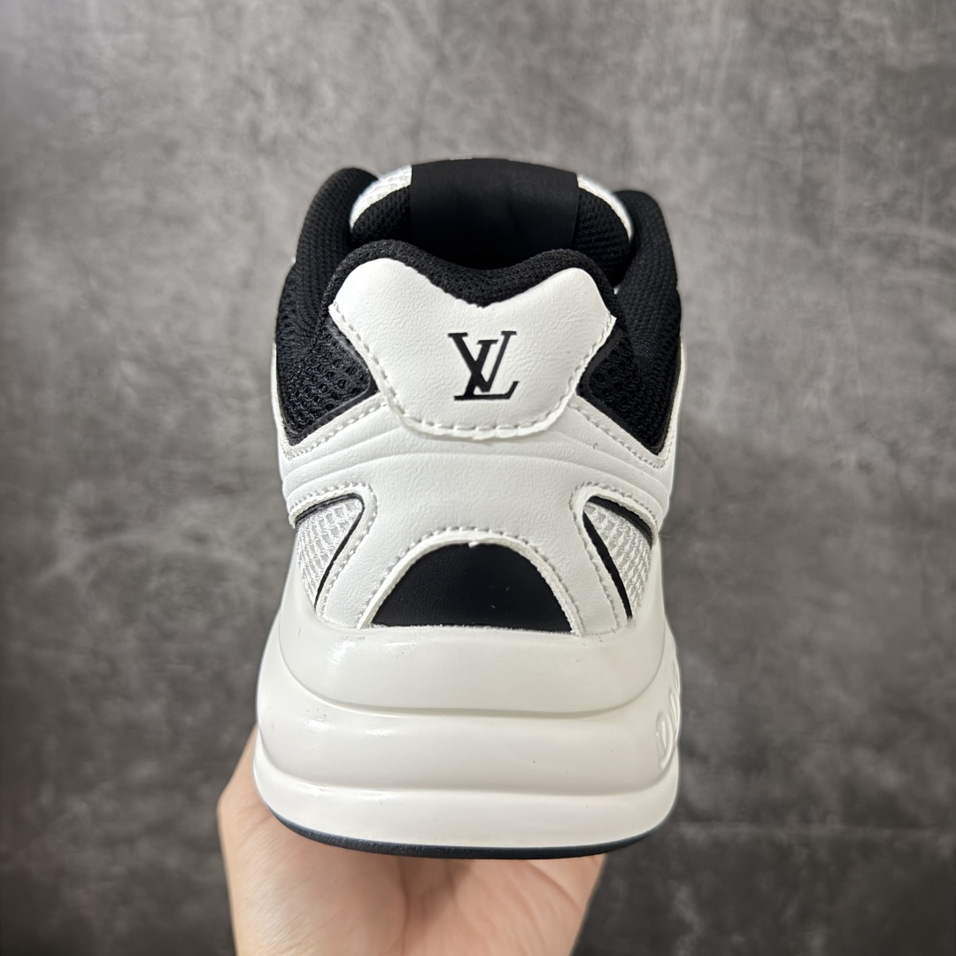 图片[4]-【公司级礼盒版】Lv Tatic Runner Tatic Runner系列厚底老爹鞋 高奢运动鞋 顶级莞产大厂出品👏 是品牌近年推出的复古运动风鞋款 主打街头潮流与日常穿搭结合的风格 鞋身侧面带有醒目的字母标识 后跟处印有\”VUITTON\”字样 辨识度拉满 采用锯齿状防滑橡胶大底 搭配加厚中底 自带增高效果的同时 也提供了优秀的抓地力和缓震性能，适配日常通勤、城市漫步等多种场景 ■面料： 原版进口绒面皮革＋透气网眼 ■内里：原版定制透气网里 ■鞋底：原版开模双色TPU组合底 ■底厚：5CM ■货号： 3732 ■尺码： 40 41 42 43 44 45-选品中心