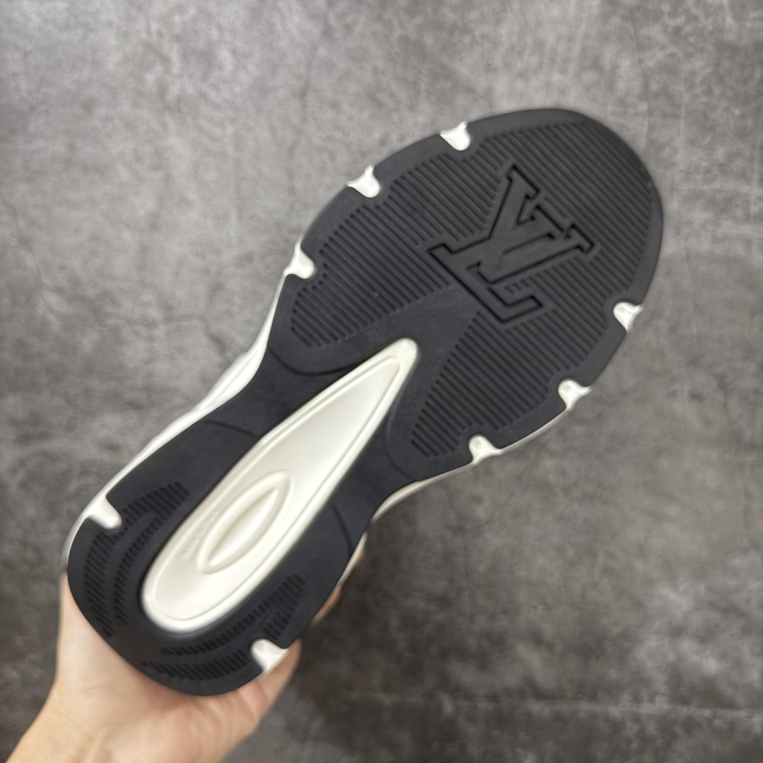 图片[9]-【公司级礼盒版】Lv Tatic Runner Tatic Runner系列厚底老爹鞋 高奢运动鞋 顶级莞产大厂出品👏 是品牌近年推出的复古运动风鞋款 主打街头潮流与日常穿搭结合的风格 鞋身侧面带有醒目的字母标识 后跟处印有\”VUITTON\”字样 辨识度拉满 采用锯齿状防滑橡胶大底 搭配加厚中底 自带增高效果的同时 也提供了优秀的抓地力和缓震性能，适配日常通勤、城市漫步等多种场景 ■面料： 原版进口绒面皮革＋透气网眼 ■内里：原版定制透气网里 ■鞋底：原版开模双色TPU组合底 ■底厚：5CM ■货号： 3732 ■尺码： 40 41 42 43 44 45-选品中心