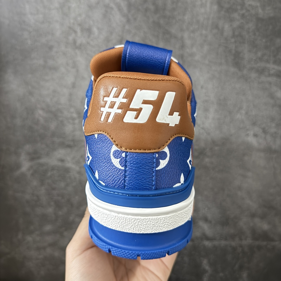 图片[4]-【广东礼盒版】 LOUIS VUITTON 路易威登 LV Trainer 运动板鞋 原楦原纸版开模，鞋型立体饱满 零毛边、零溢胶、零线头瑕疵 细节与原版一致 区分市面通货 多层叠片＋电脑针车，针距密度一致 原装橡胶大底：含胶量高、纹路深、双拼接零偏差 ZP级原装包装：专柜款鞋盒＋防尘袋＋说明书 尺码：38-45-选品中心