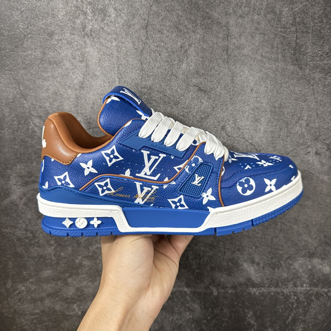【广东礼盒版】 LOUIS VUITTON 路易威登 LV Trainer 运动板鞋 原楦原纸版开模,鞋型立体饱满 零毛边、零溢胶、零线头瑕疵 细节与原版一致 区分市面通货 多层叠片+电脑针车,针距密度一致 原装橡胶大底:含胶量高、纹路深、双拼接零偏差 ZP级原装包装:专柜款鞋盒+防尘袋+说明书 尺码:38-45-选品中心