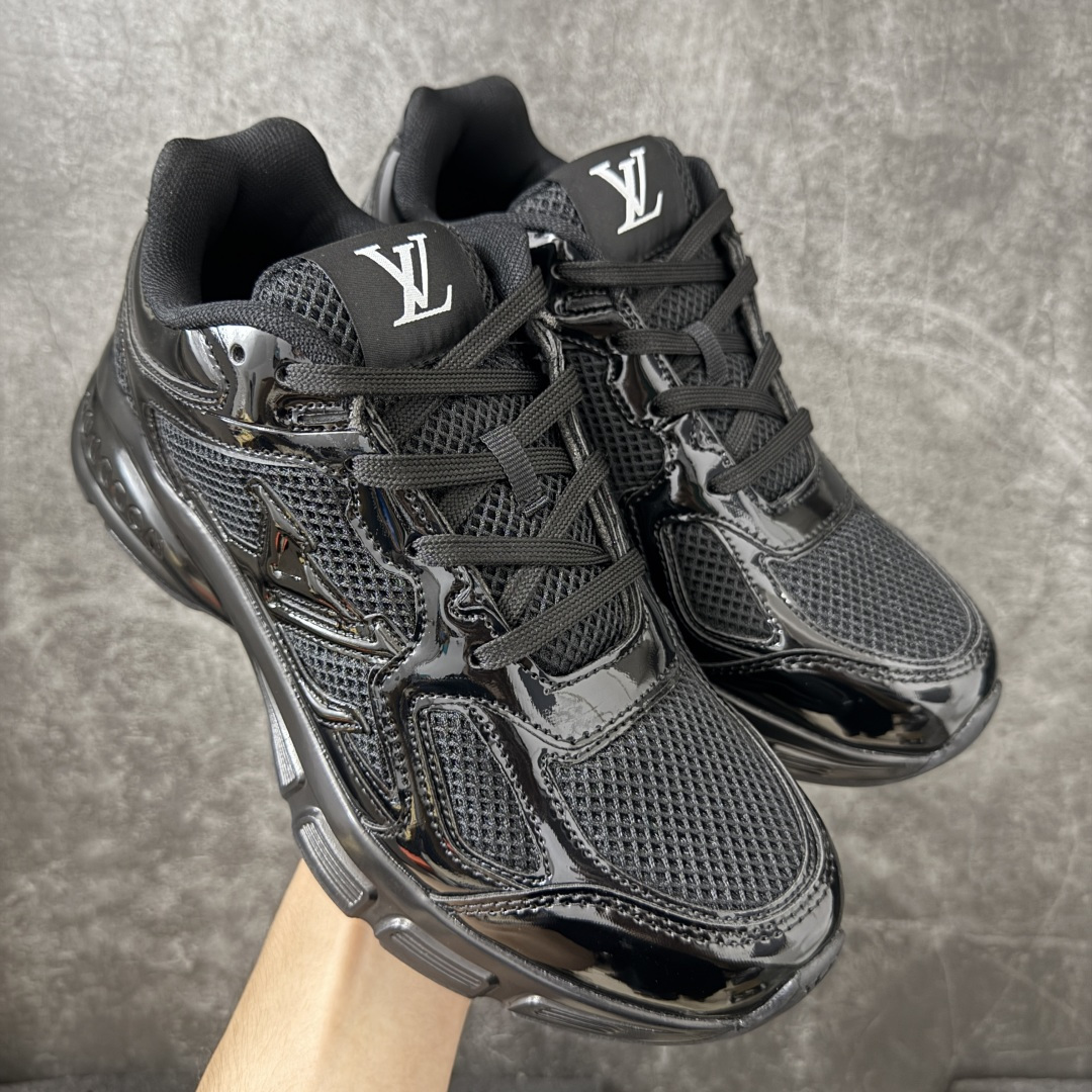 图片[3]-【公司级礼盒版】Lv Tatic Runner Tatic Runner系列厚底老爹鞋 高奢运动鞋 顶级莞产大厂出品👏 是品牌近年推出的复古运动风鞋款 主打街头潮流与日常穿搭结合的风格 鞋身侧面带有醒目的字母标识 后跟处印有\”VUITTON\”字样 辨识度拉满 采用锯齿状防滑橡胶大底 搭配加厚中底 自带增高效果的同时 也提供了优秀的抓地力和缓震性能，适配日常通勤、城市漫步等多种场景 ■面料： 原版进口绒面皮革＋透气网眼 ■内里：原版定制透气网里 ■鞋底：原版开模双色TPU组合底 ■底厚：5CM ■货号： 3732 ■尺码： 40 41 42 43 44 45-选品中心