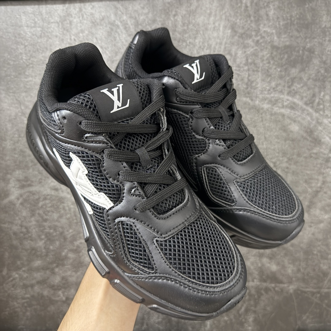 图片[7]-【公司级礼盒版】Lv Tatic Runner Tatic Runner系列厚底老爹鞋 高奢运动鞋 顶级莞产大厂出品👏 是品牌近年推出的复古运动风鞋款 主打街头潮流与日常穿搭结合的风格 鞋身侧面带有醒目的字母标识 后跟处印有\”VUITTON\”字样 辨识度拉满 采用锯齿状防滑橡胶大底 搭配加厚中底 自带增高效果的同时 也提供了优秀的抓地力和缓震性能，适配日常通勤、城市漫步等多种场景 ■面料： 原版进口绒面皮革＋透气网眼 ■内里：原版定制透气网里 ■鞋底：原版开模双色TPU组合底 ■底厚：5CM ■货号： 3732 ■尺码： 40 41 42 43 44 45-选品中心