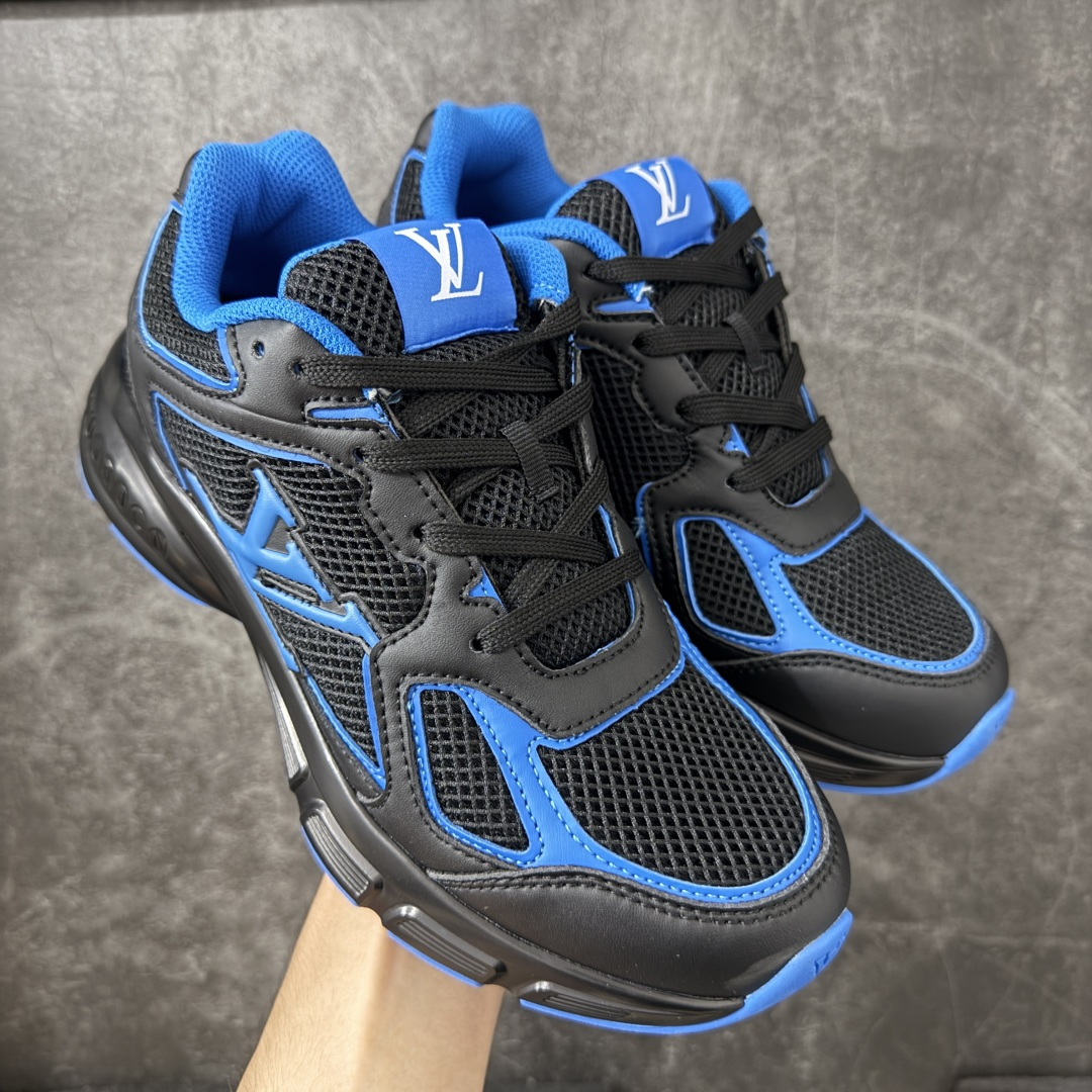 图片[5]-【公司级礼盒版】Lv Tatic Runner Tatic Runner系列厚底老爹鞋 高奢运动鞋 顶级莞产大厂出品👏 是品牌近年推出的复古运动风鞋款 主打街头潮流与日常穿搭结合的风格 鞋身侧面带有醒目的字母标识 后跟处印有\”VUITTON\”字样 辨识度拉满 采用锯齿状防滑橡胶大底 搭配加厚中底 自带增高效果的同时 也提供了优秀的抓地力和缓震性能，适配日常通勤、城市漫步等多种场景 ■面料： 原版进口绒面皮革＋透气网眼 ■内里：原版定制透气网里 ■鞋底：原版开模双色TPU组合底 ■底厚：5CM ■货号： 3732 ■尺码： 40 41 42 43 44 45-选品中心