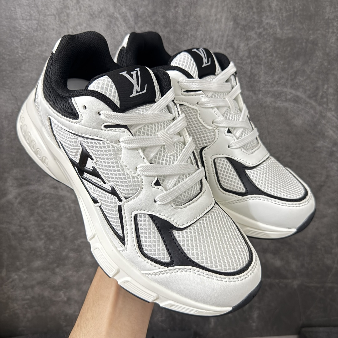 【公司级礼盒版】Lv Tatic Runner Tatic Runner系列厚底老爹鞋 高奢运动鞋 顶级莞产大厂出品👏 是品牌近年推出的复古运动风鞋款 主打街头潮流与日常穿搭结合的风格 鞋身侧面带有醒目的字母标识 后跟处印有\