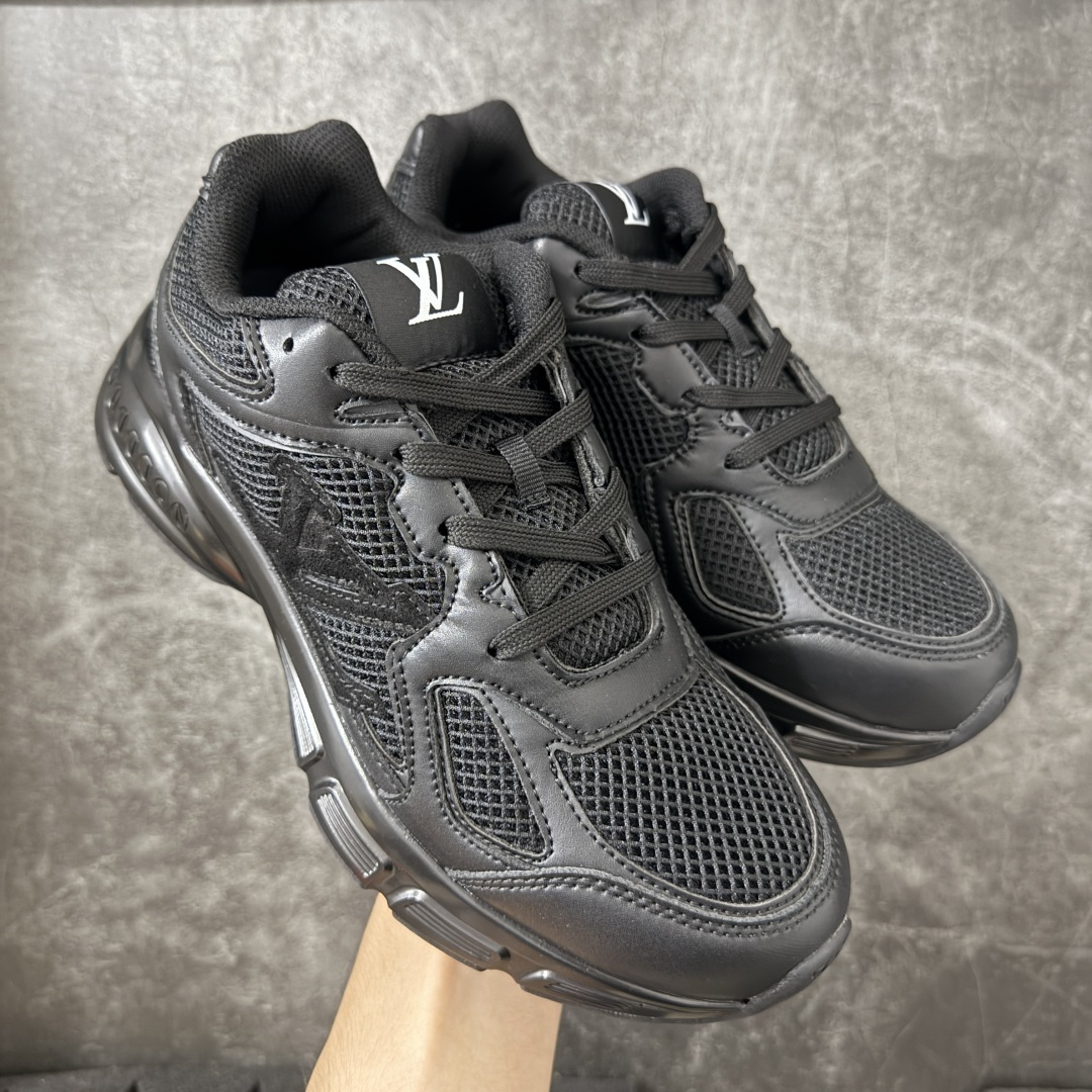 图片[2]-【公司级礼盒版】Lv Tatic Runner Tatic Runner系列厚底老爹鞋 高奢运动鞋 顶级莞产大厂出品👏 是品牌近年推出的复古运动风鞋款 主打街头潮流与日常穿搭结合的风格 鞋身侧面带有醒目的字母标识 后跟处印有\”VUITTON\”字样 辨识度拉满 采用锯齿状防滑橡胶大底 搭配加厚中底 自带增高效果的同时 也提供了优秀的抓地力和缓震性能，适配日常通勤、城市漫步等多种场景 ■面料： 原版进口绒面皮革＋透气网眼 ■内里：原版定制透气网里 ■鞋底：原版开模双色TPU组合底 ■底厚：5CM ■货号： 3732 ■尺码： 40 41 42 43 44 45-选品中心