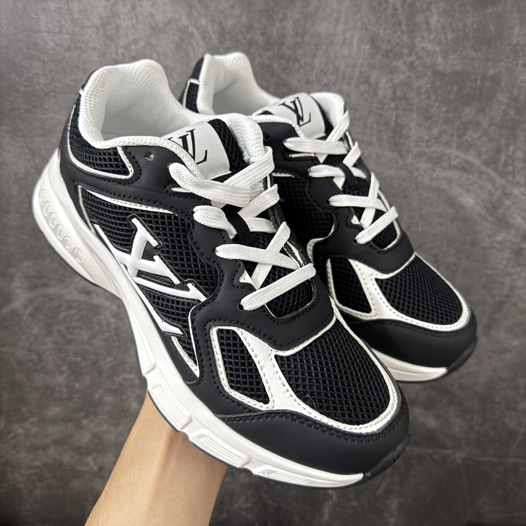 图片[4]-【公司级礼盒版】Lv Tatic Runner Tatic Runner系列厚底老爹鞋 高奢运动鞋 顶级莞产大厂出品👏 是品牌近年推出的复古运动风鞋款 主打街头潮流与日常穿搭结合的风格 鞋身侧面带有醒目的字母标识 后跟处印有\”VUITTON\”字样 辨识度拉满 采用锯齿状防滑橡胶大底 搭配加厚中底 自带增高效果的同时 也提供了优秀的抓地力和缓震性能，适配日常通勤、城市漫步等多种场景 ■面料： 原版进口绒面皮革＋透气网眼 ■内里：原版定制透气网里 ■鞋底：原版开模双色TPU组合底 ■底厚：5CM ■货号： 3732 ■尺码： 40 41 42 43 44 45-选品中心