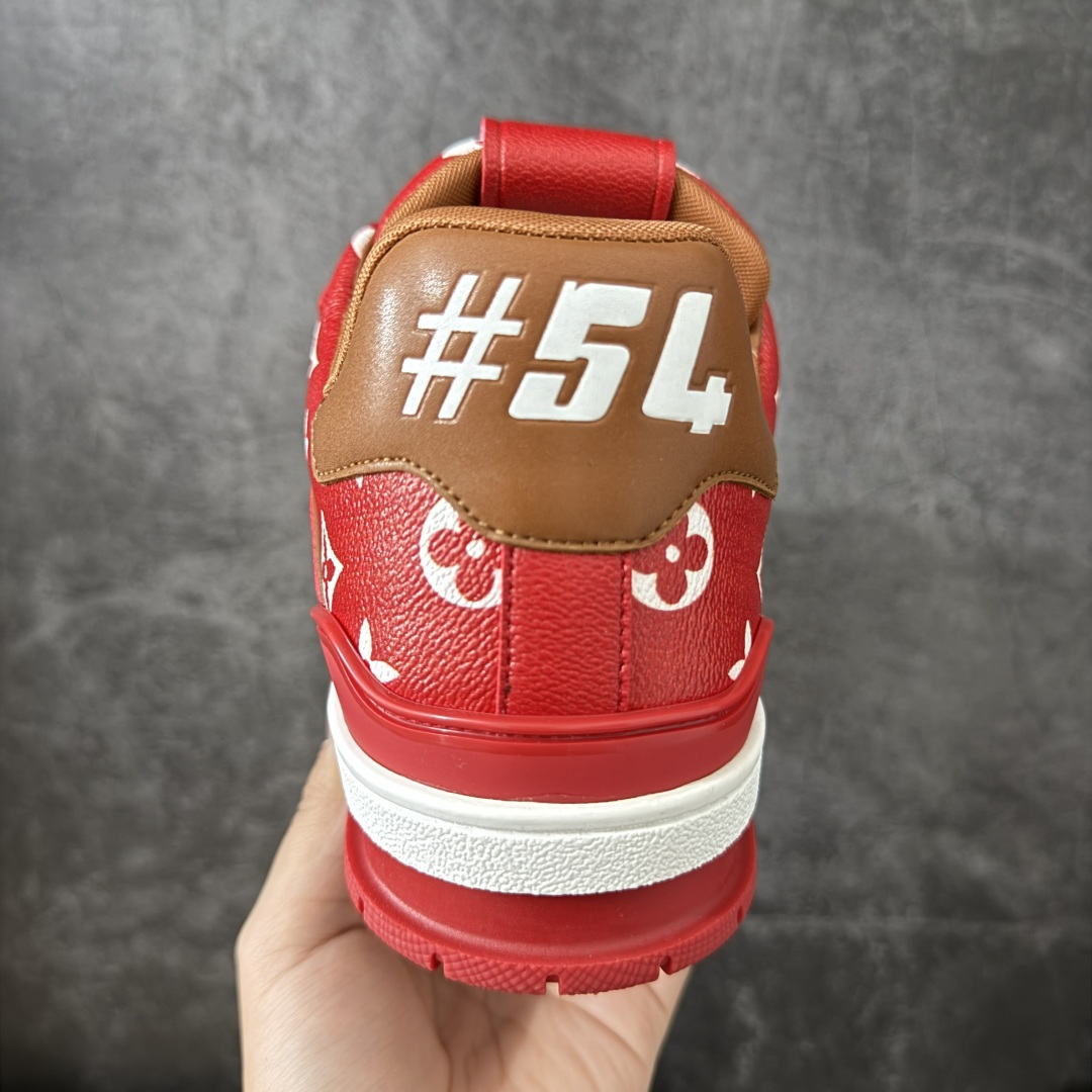 图片[4]-【广东礼盒版】 LOUIS VUITTON 路易威登 LV Trainer 运动板鞋 原楦原纸版开模，鞋型立体饱满 零毛边、零溢胶、零线头瑕疵 细节与原版一致 区分市面通货 多层叠片＋电脑针车，针距密度一致 原装橡胶大底：含胶量高、纹路深、双拼接零偏差 ZP级原装包装：专柜款鞋盒＋防尘袋＋说明书 尺码：38-45-选品中心