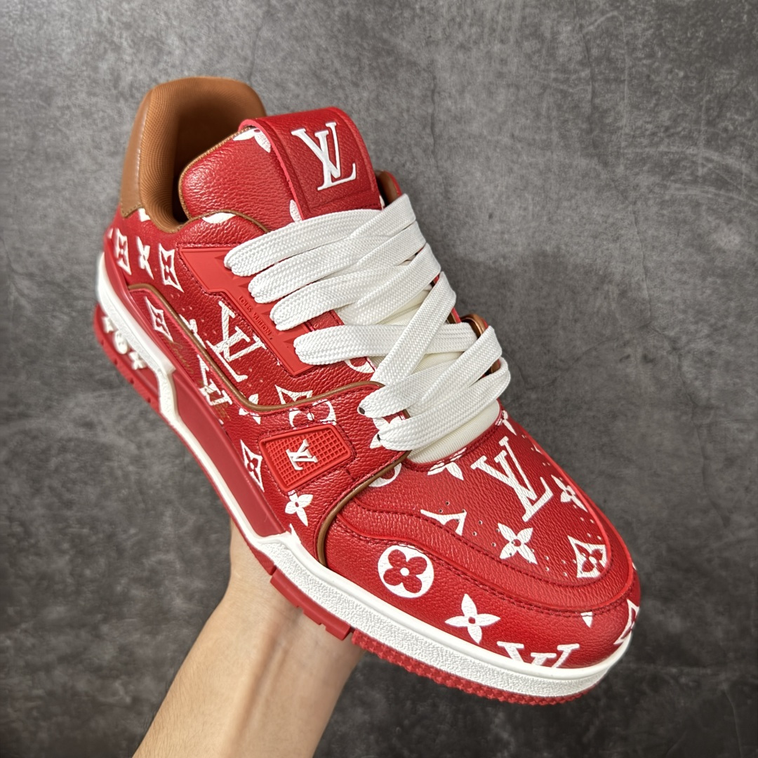 图片[3]-【广东礼盒版】 LOUIS VUITTON 路易威登 LV Trainer 运动板鞋 原楦原纸版开模，鞋型立体饱满 零毛边、零溢胶、零线头瑕疵 细节与原版一致 区分市面通货 多层叠片＋电脑针车，针距密度一致 原装橡胶大底：含胶量高、纹路深、双拼接零偏差 ZP级原装包装：专柜款鞋盒＋防尘袋＋说明书 尺码：38-45-选品中心