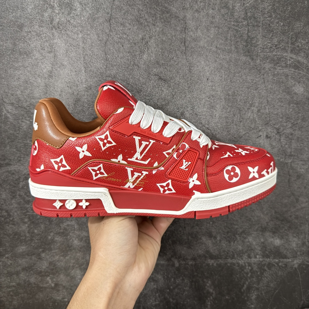 【广东礼盒版】 LOUIS VUITTON 路易威登 LV Trainer 运动板鞋 原楦原纸版开模,鞋型立体饱满 零毛边、零溢胶、零线头瑕疵 细节与原版一致 区分市面通货 多层叠片+电脑针车,针距密度一致 原装橡胶大底:含胶量高、纹路深、双拼接零偏差 ZP级原装包装:专柜款鞋盒+防尘袋+说明书 尺码:38-45-选品中心