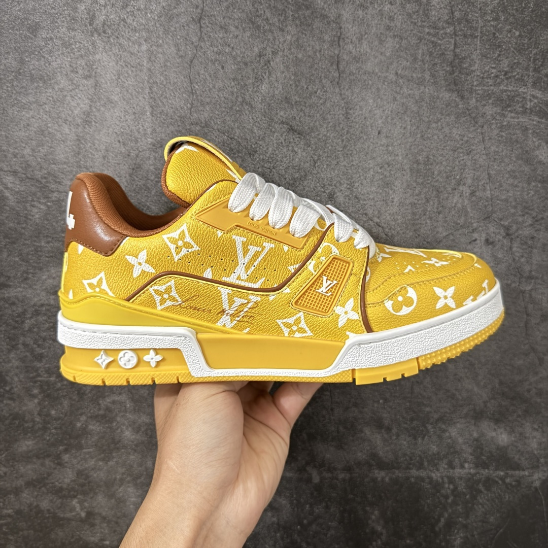 【广东礼盒版】 LOUIS VUITTON 路易威登 LV Trainer 运动板鞋 原楦原纸版开模,鞋型立体饱满 零毛边、零溢胶、零线头瑕疵 细节与原版一致 区分市面通货 多层叠片+电脑针车,针距密度一致 原装橡胶大底:含胶量高、纹路深、双拼接零偏差 ZP级原装包装:专柜款鞋盒+防尘袋+说明书 尺码:39-45-选品中心