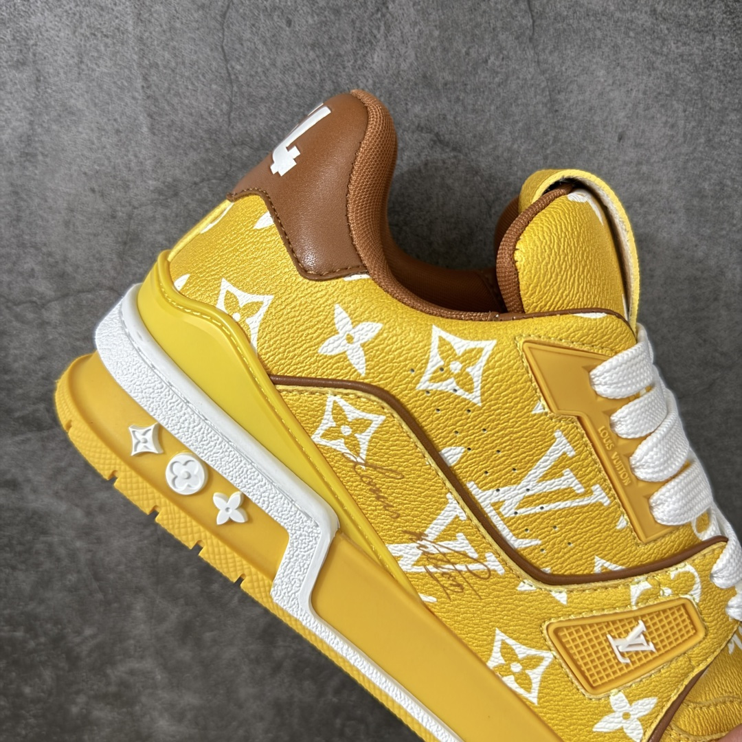 图片[7]-【广东礼盒版】 LOUIS VUITTON 路易威登 LV Trainer 运动板鞋 原楦原纸版开模，鞋型立体饱满 零毛边、零溢胶、零线头瑕疵 细节与原版一致 区分市面通货 多层叠片＋电脑针车，针距密度一致 原装橡胶大底：含胶量高、纹路深、双拼接零偏差 ZP级原装包装：专柜款鞋盒＋防尘袋＋说明书 尺码：39-45-选品中心