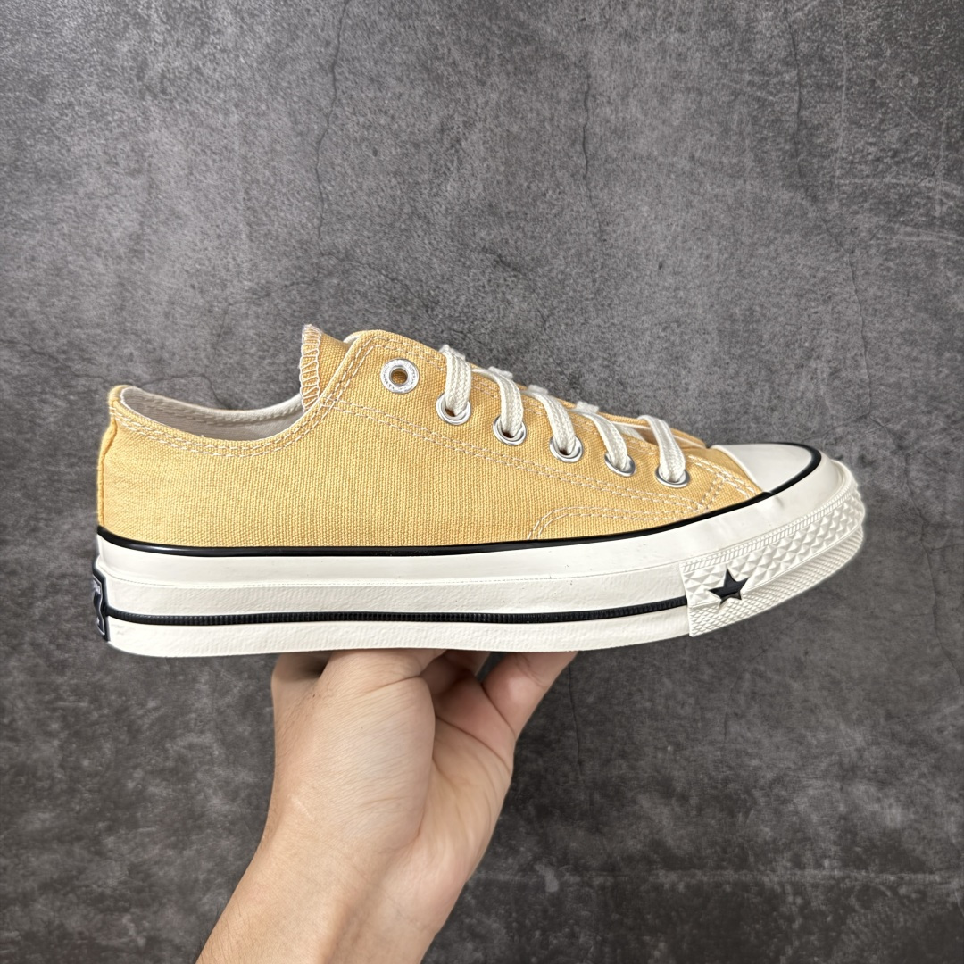 【虎扑2.0小头版】 Converse CHUCK 70 X 匡威1970s 舒适运动 高帮 帆布鞋 男女同款 黑色 A24236C 全新开发 不仅仅为小鞋头 细节 材料 做工 全方位升级 经典永不过时 十年老厂出品 平台正品订单 超稳定的品控清洁度 全套原厂材料配置 原厂硫化工艺 油性扁平尖头 原厂楦头纸板数据 一体化超软蓝底加持 超软EVA鞋垫 后掌灰色缓震胶 脚感一比一还原 耐磨橡胶大底 越南产内外标 原盒黑色吊牌 超高清洁度 随意冲正 如有更好白送 尺码:35 36 36.5 37 37.5 38 39 39.5 40 41 41.5 42 42.5 43 44-选品中心