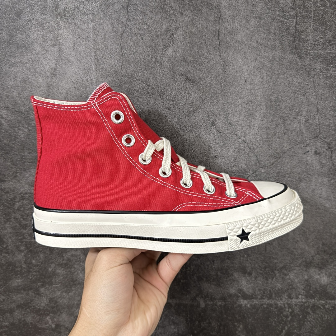 【虎扑2.0小头版】 Converse CHUCK 70 X 匡威1970s 舒适运动 高帮 帆布鞋 男女同款 A24232C 全新开发 不仅仅为小鞋头 细节 材料 做工 全方位升级 经典永不过时 十年老厂出品 平台正品订单 超稳定的品控清洁度 全套原厂材料配置 原厂硫化工艺 油性扁平尖头 原厂楦头纸板数据 一体化超软蓝底加持 超软EVA鞋垫 后掌灰色缓震胶 脚感一比一还原 耐磨橡胶大底 越南产内外标 原盒黑色吊牌 超高清洁度 随意冲正 如有更好白送 尺码:35 36 36.5 37 37.5 38 39 39.5 40 41 41.5 42 42.5 43 44-选品中心