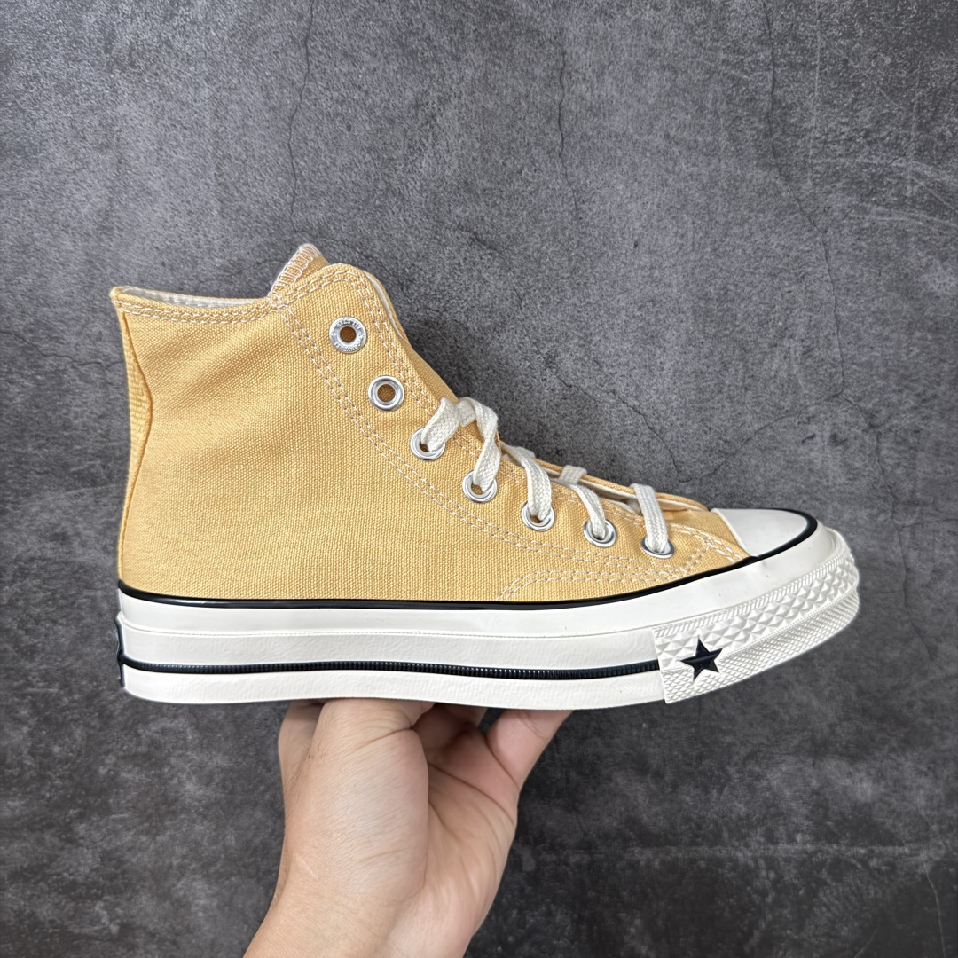 【虎扑2.0小头版】 Converse CHUCK 70 X 匡威1970s 舒适运动 高帮 帆布鞋 男女同款 A24233C 全新开发 不仅仅为小鞋头 细节 材料 做工 全方位升级 经典永不过时 十年老厂出品 平台正品订单 超稳定的品控清洁度 全套原厂材料配置 原厂硫化工艺 油性扁平尖头 原厂楦头纸板数据 一体化超软蓝底加持 超软EVA鞋垫 后掌灰色缓震胶 脚感一比一还原 耐磨橡胶大底 越南产内外标 原盒黑色吊牌 超高清洁度 随意冲正 如有更好白送 尺码:35 36 36.5 37 37.5 38 39 39.5 40 41 41.5 42 42.5 43 44-选品中心